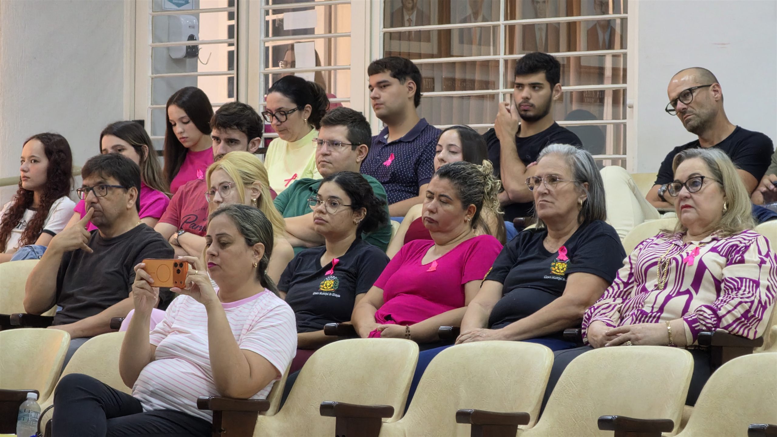 Participantes acompanham a palestra sobre câncer de mama e saúde emocional na Câmara de Olímpia