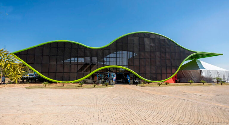 Fachada do Espaço Cultural Ruy Ohtake, sede do Polo Catavento em Olímpia