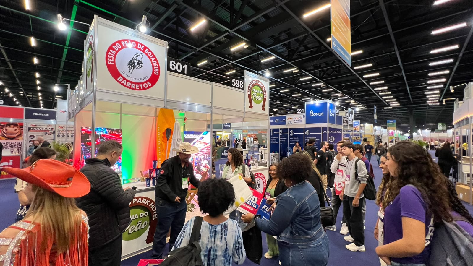 Estande da Praia do Peão e da Festa do Peão de Boiadeiro, de Barretos, na Feira do Empreendedor do Sebrae-SP, com visitantes em volta