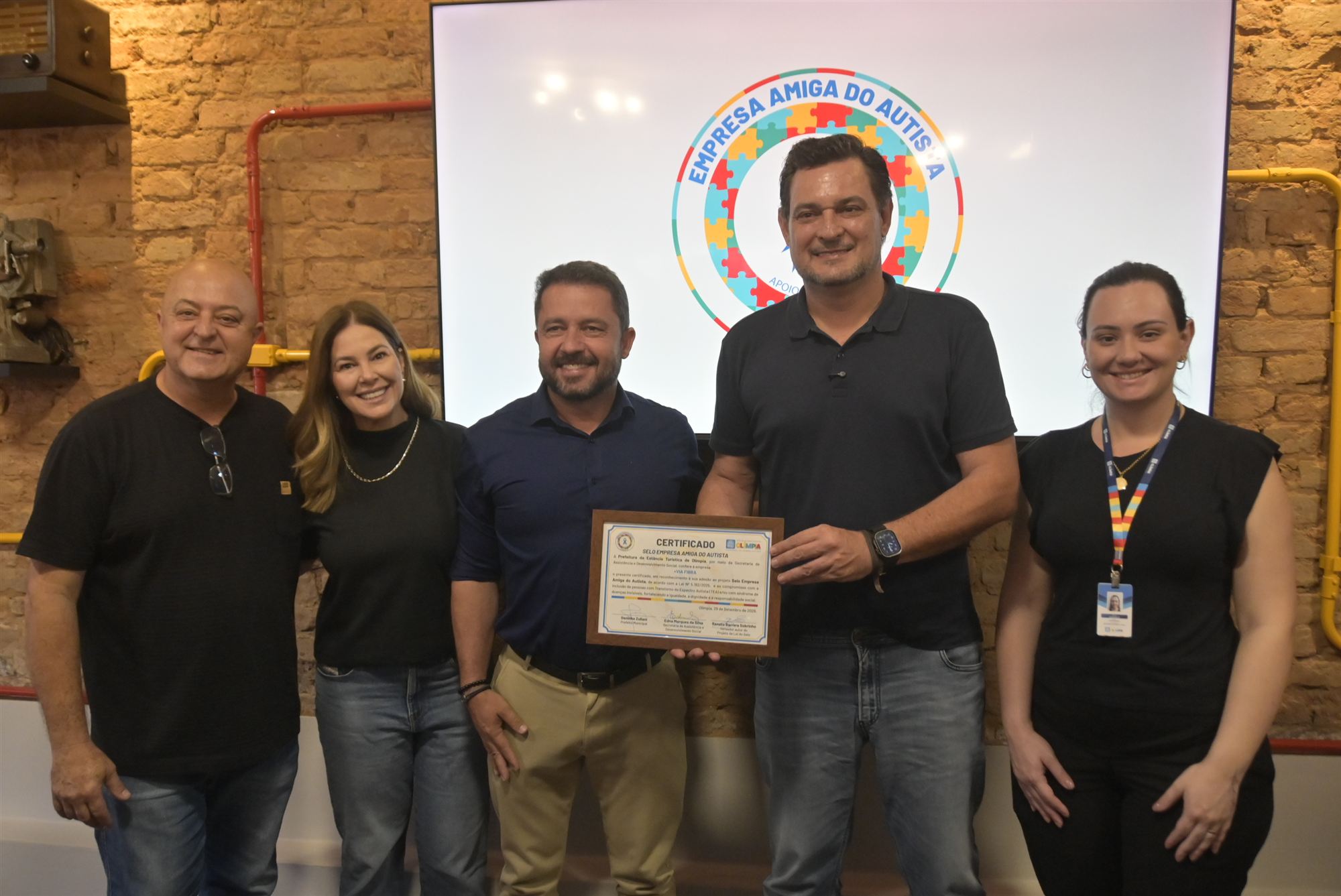 Participantes da cerimônia posam com o certificado do selo Empresa Amiga do Autista entregue à +Via Fibra, em Olímpia