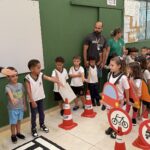 Guarda civil orienta crianças de escola de Olímpia em pista com cones e placas da Escolinha do Trânsito