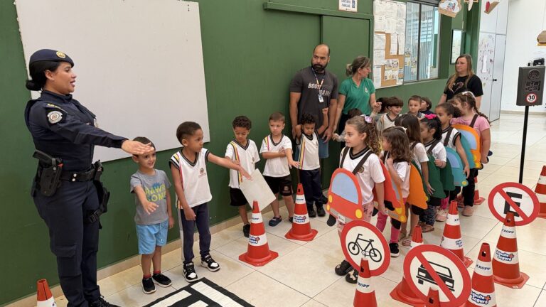 Guarda civil orienta crianças de escola de Olímpia em pista com cones e placas da Escolinha do Trânsito