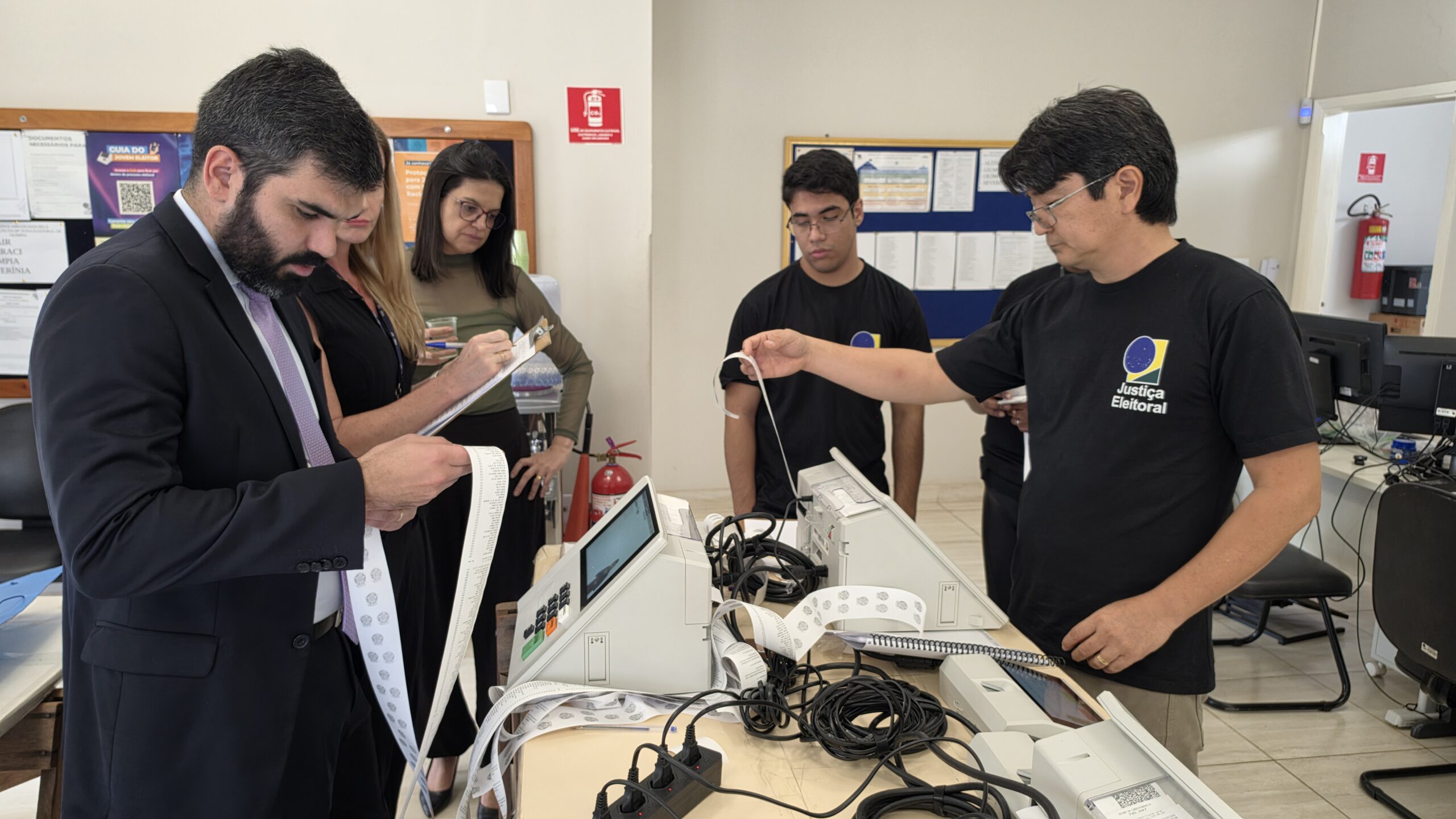 Juiz eleitoral confere a zerésima impressa pela urna eletrônica no Cartório Eleitoral de Olímpia