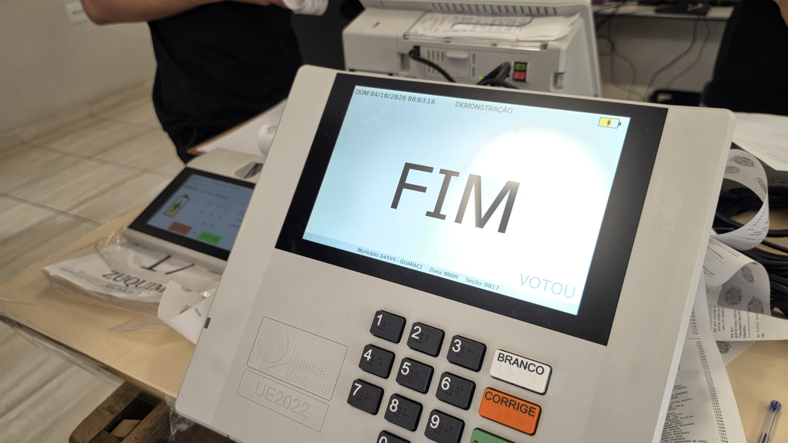 Tela de fim da votação simulada em urna eletrônica no Cartório Eleitoral de Olímpia