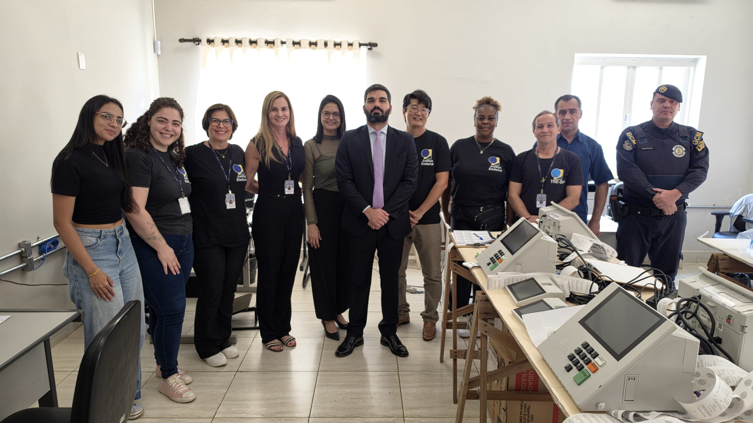 Equipe da Justiça Eleitoral, Ministério Público e Guarda Civil Municipal na preparação das urnas em Olímpia