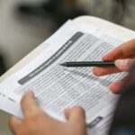Candidata aponta com um lápis o texto de uma prova do Vestibulinho das Etecs