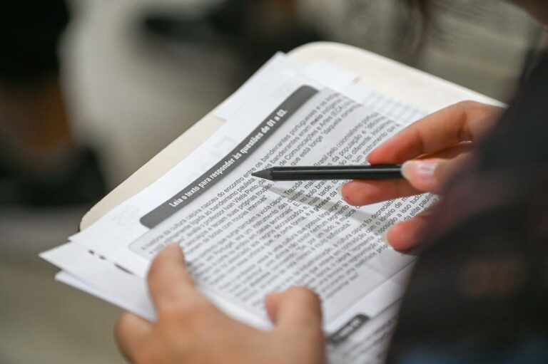Candidata aponta com um lápis o texto de uma prova do Vestibulinho das Etecs