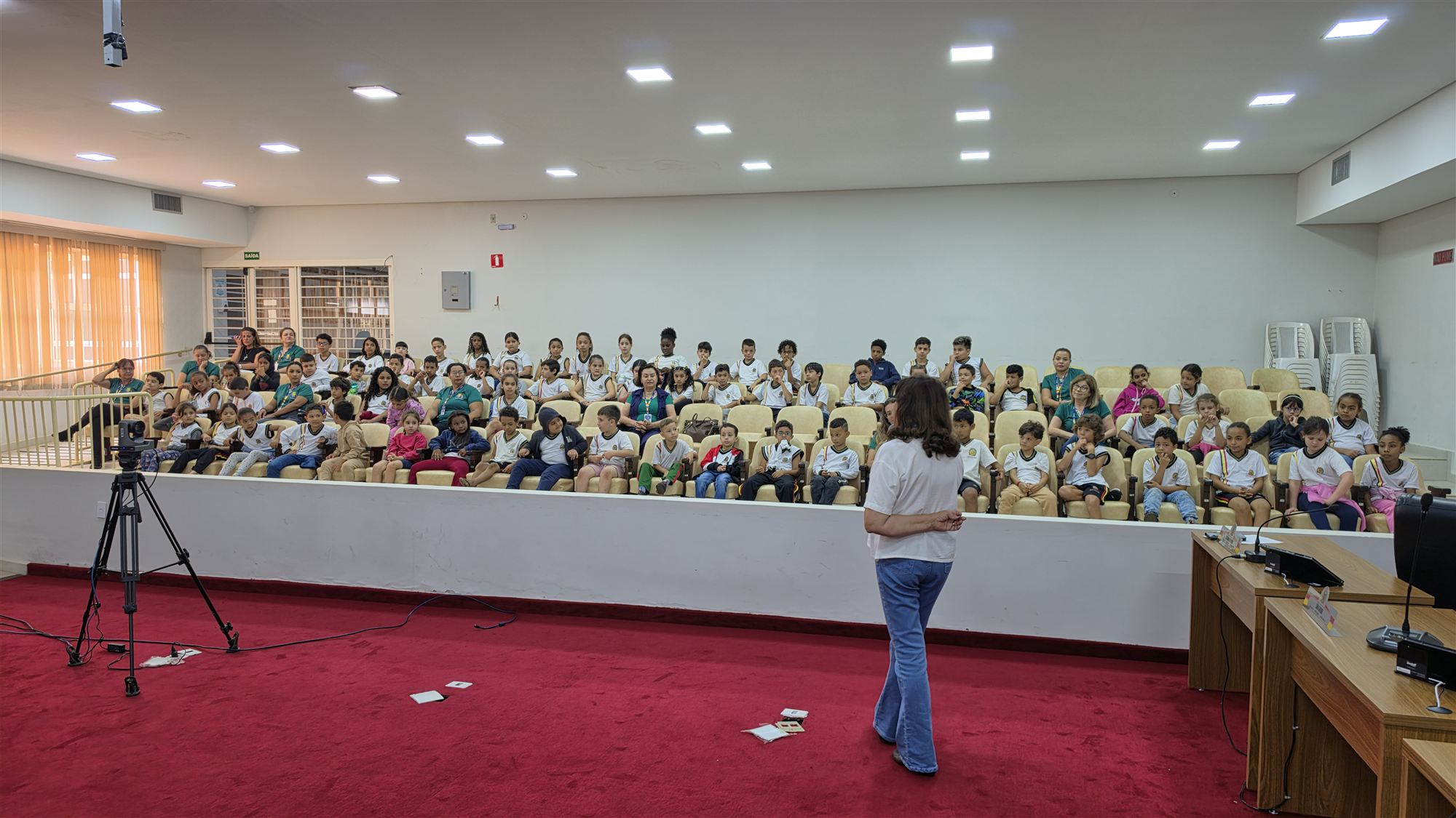 Alunos da escola Ribeiro dos Santos durante visita à Câmara Municipal de Olímpia