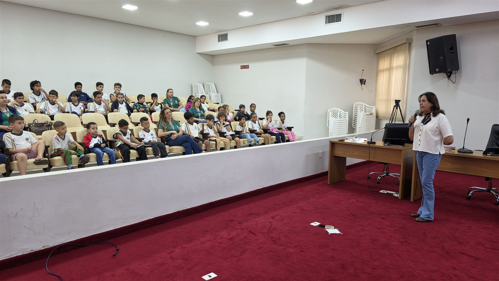 Alunos da escola Ribeiro dos Santos durante visita à Câmara Municipal de Olímpia