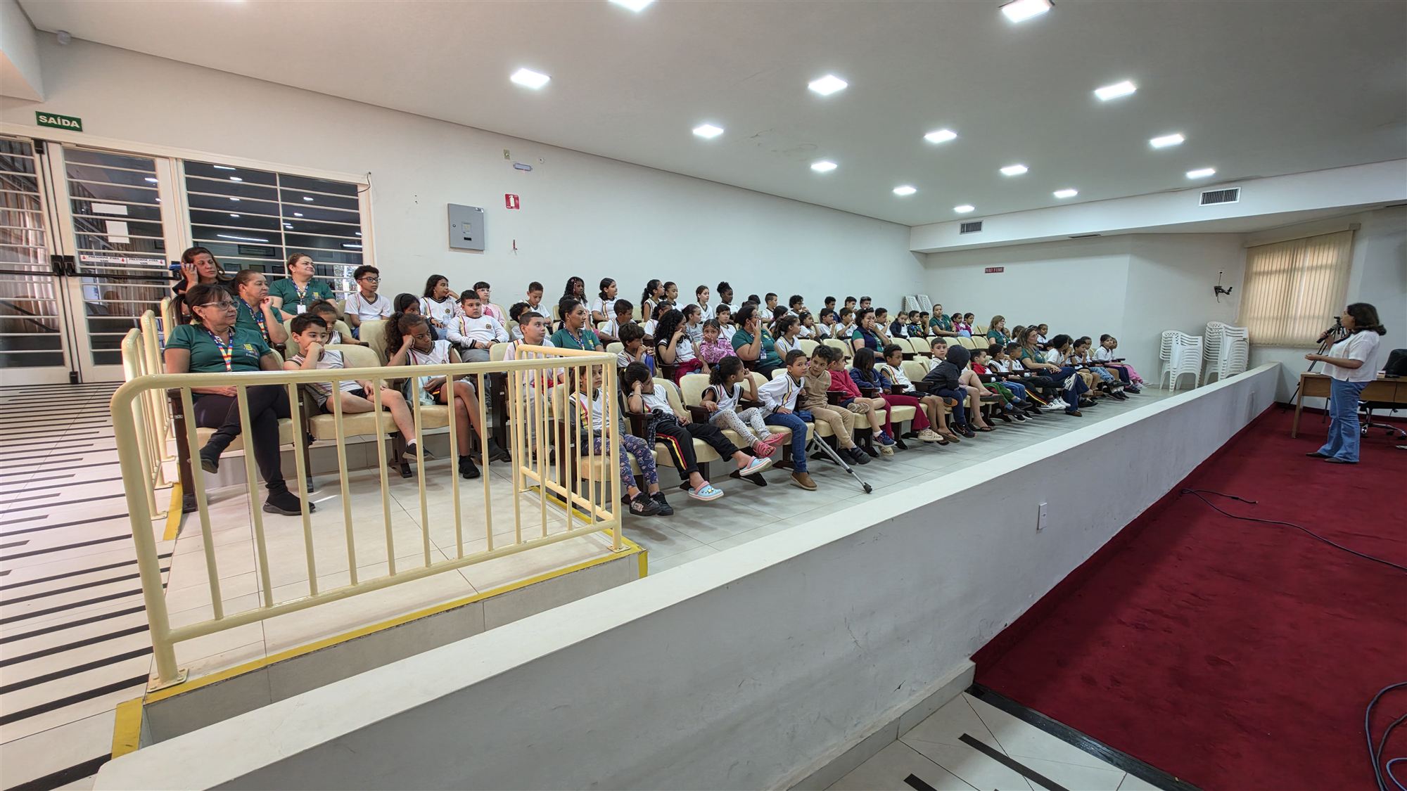 Alunos da escola Ribeiro dos Santos durante visita à Câmara Municipal de Olímpia