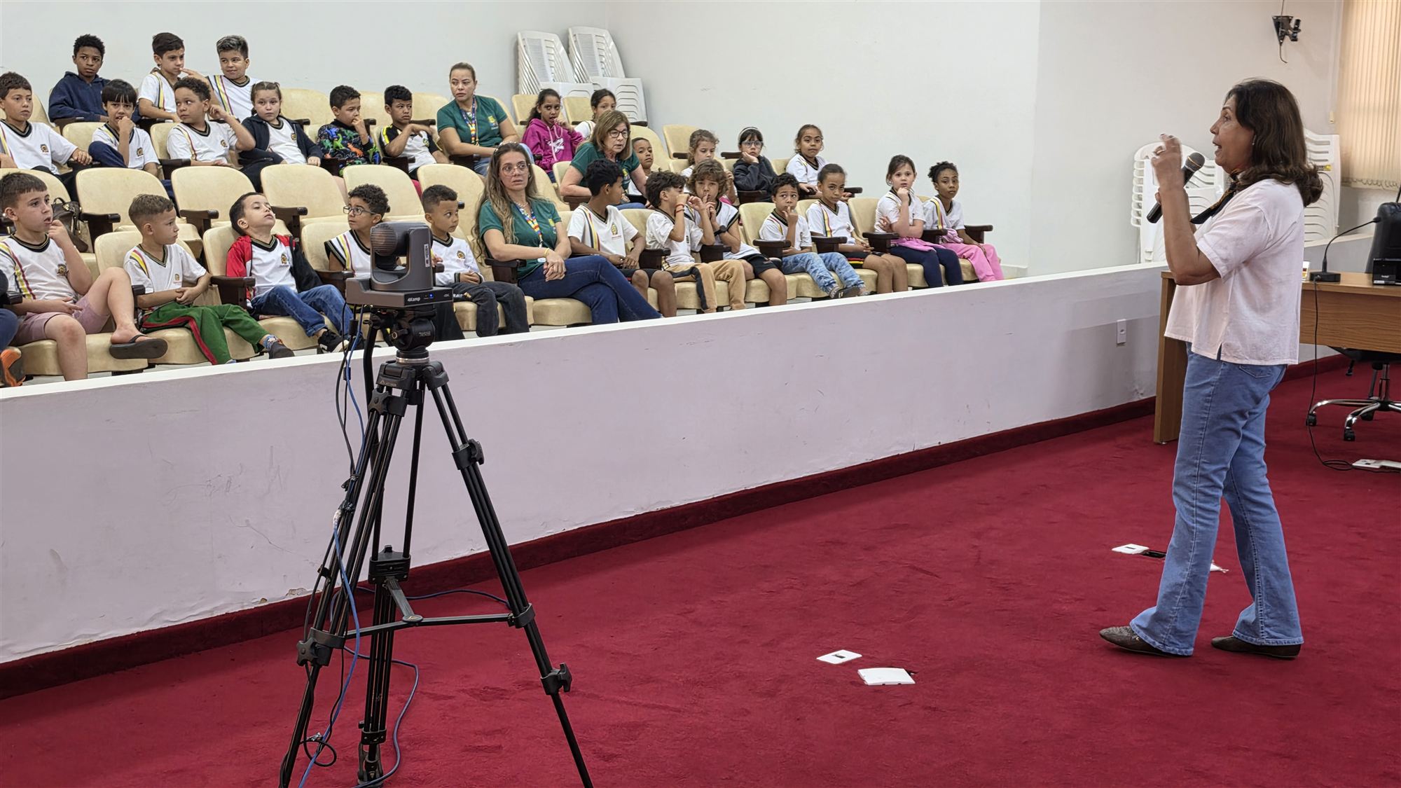 Alunos da escola Ribeiro dos Santos durante visita à Câmara Municipal de Olímpia