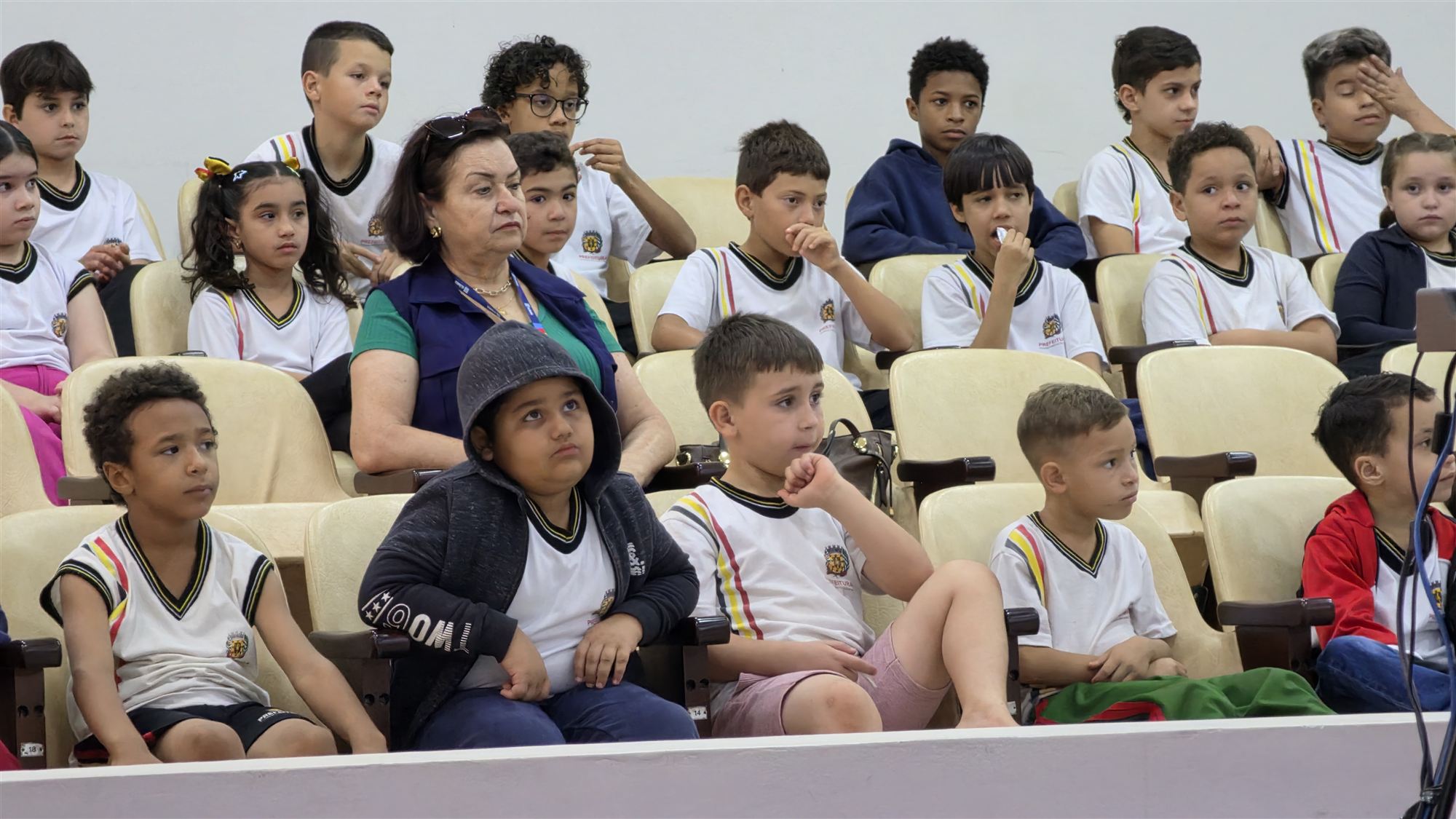 Alunos da escola Ribeiro dos Santos durante visita à Câmara Municipal de Olímpia
