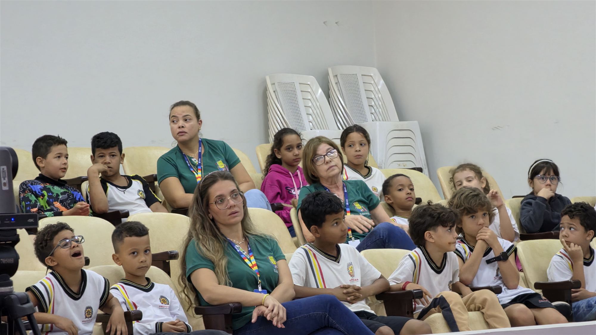 Alunos da escola Ribeiro dos Santos durante visita à Câmara Municipal de Olímpia