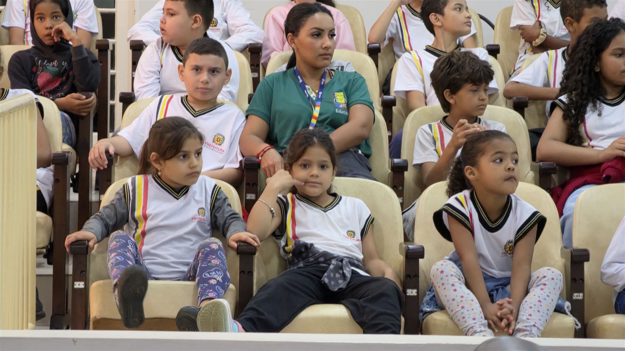 Alunos da escola Ribeiro dos Santos durante visita à Câmara Municipal de Olímpia