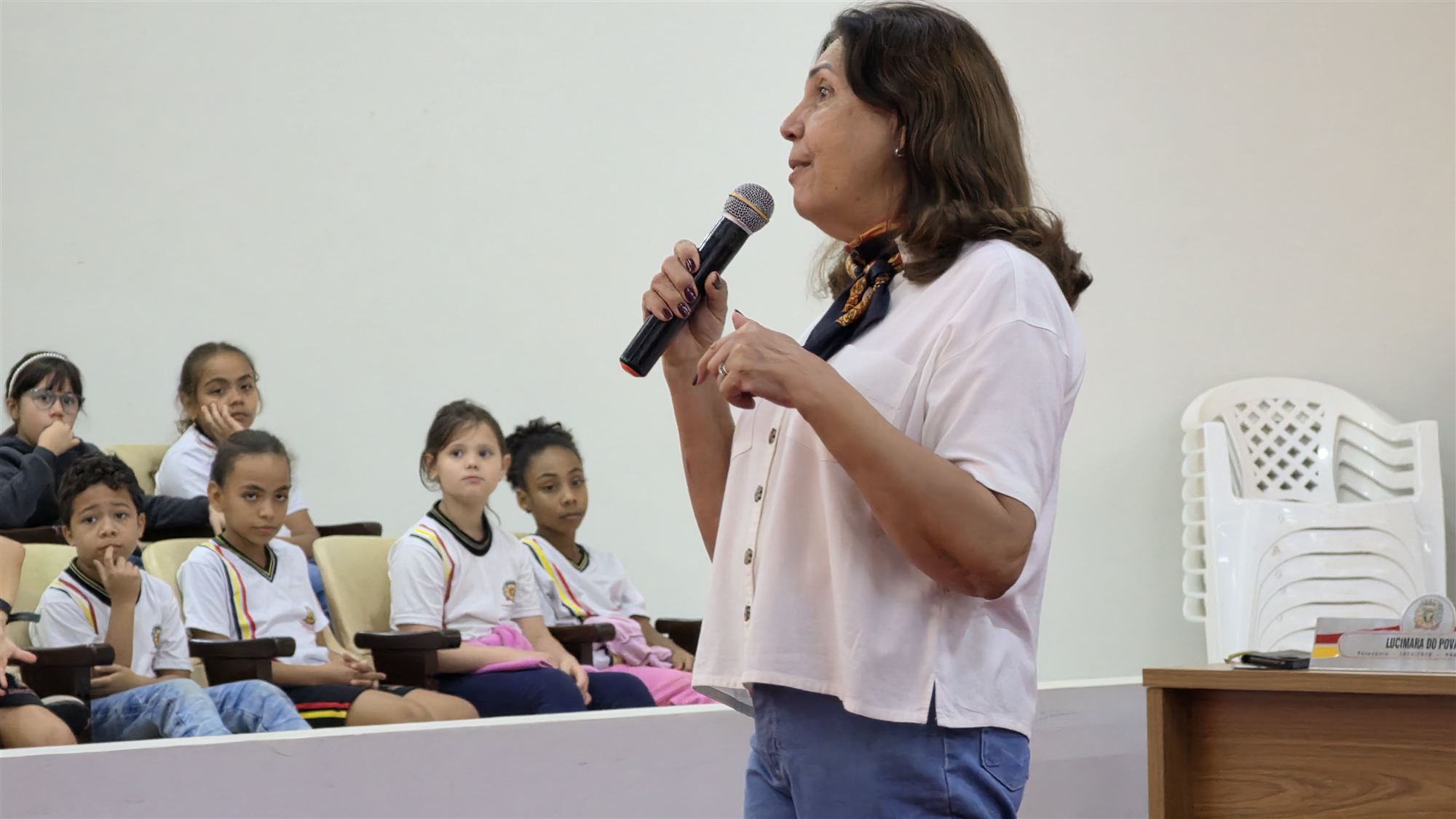 Alunos da escola Ribeiro dos Santos durante visita à Câmara Municipal de Olímpia