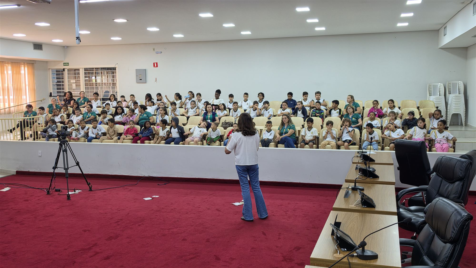Alunos da escola Ribeiro dos Santos durante visita à Câmara Municipal de Olímpia