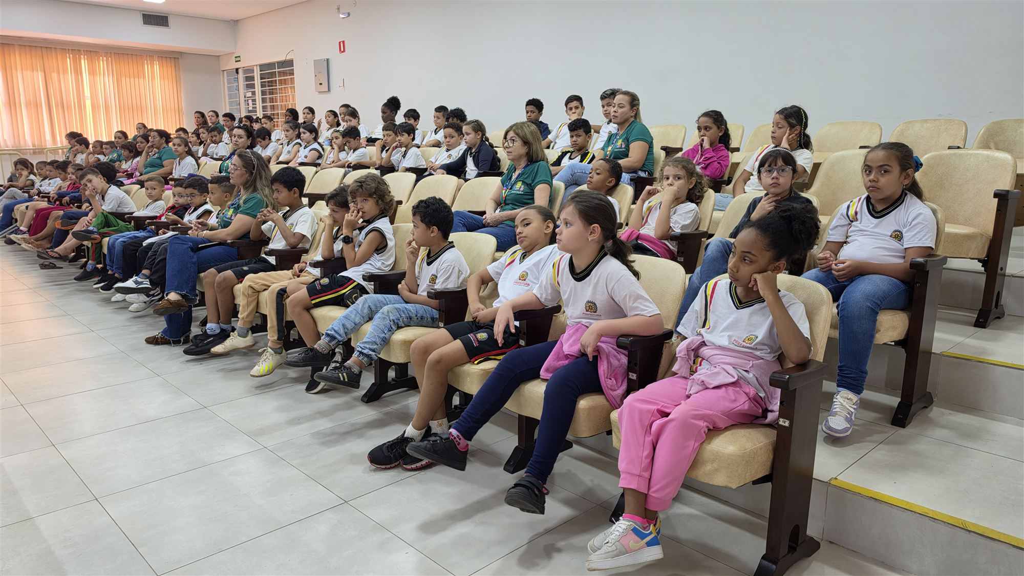 Alunos da escola Ribeiro dos Santos durante visita à Câmara Municipal de Olímpia