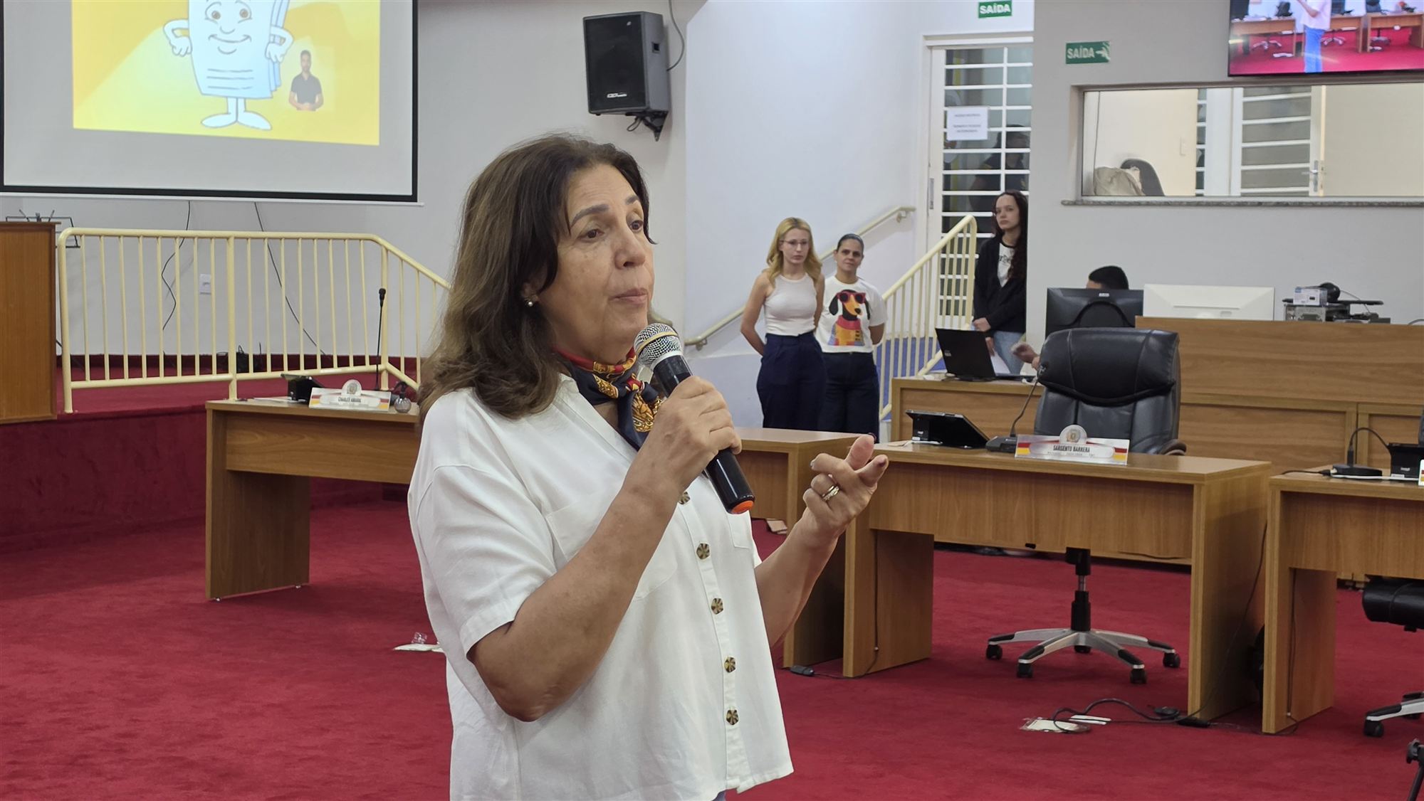Alunos da escola Ribeiro dos Santos durante visita à Câmara Municipal de Olímpia