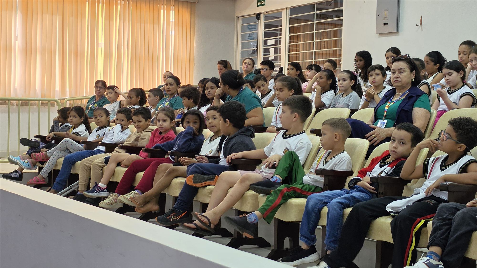 Alunos da escola Ribeiro dos Santos durante visita à Câmara Municipal de Olímpia