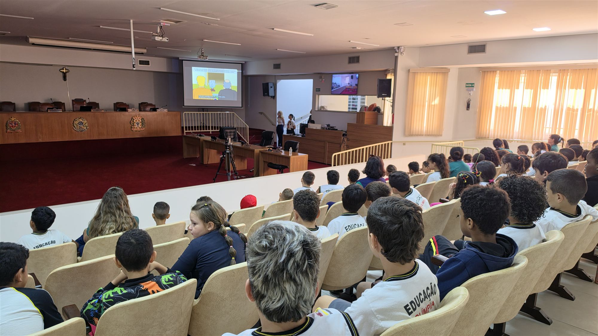 Alunos da escola Ribeiro dos Santos durante visita à Câmara Municipal de Olímpia