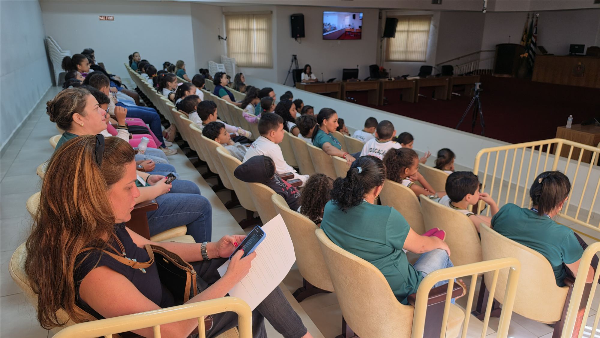 Alunos da escola Ribeiro dos Santos durante visita à Câmara Municipal de Olímpia