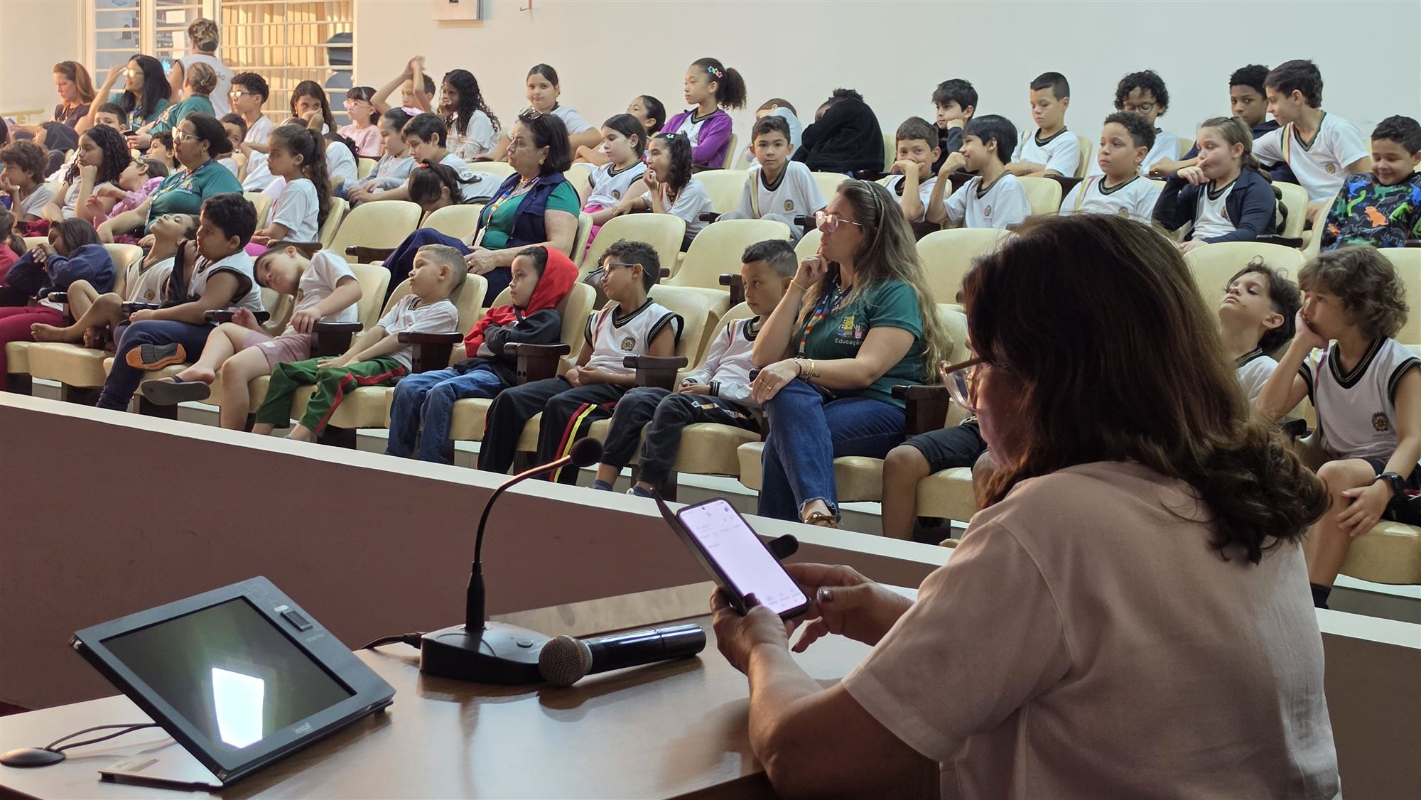 Alunos da escola Ribeiro dos Santos durante visita à Câmara Municipal de Olímpia