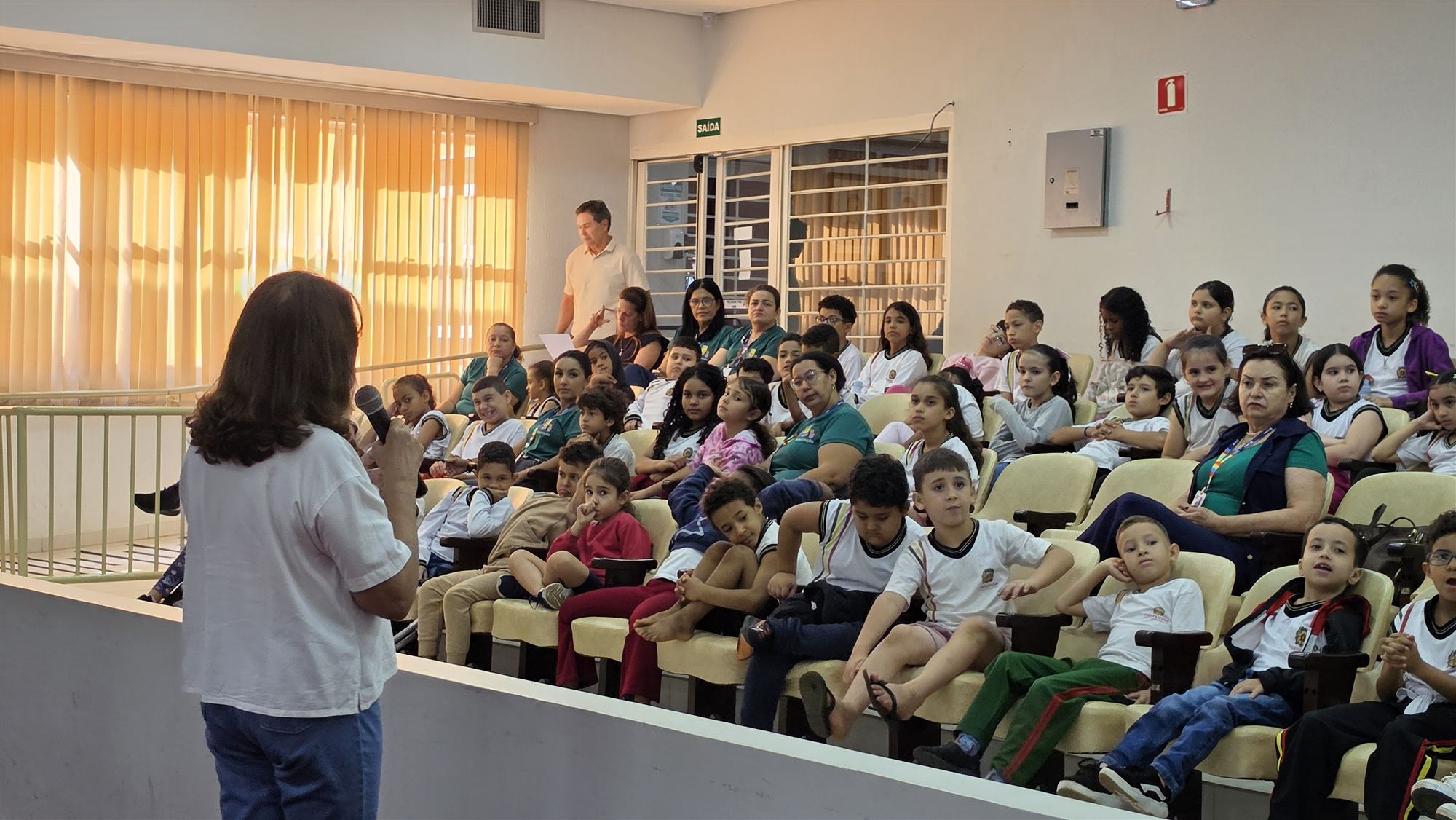 Alunos da escola Ribeiro dos Santos durante visita à Câmara Municipal de Olímpia