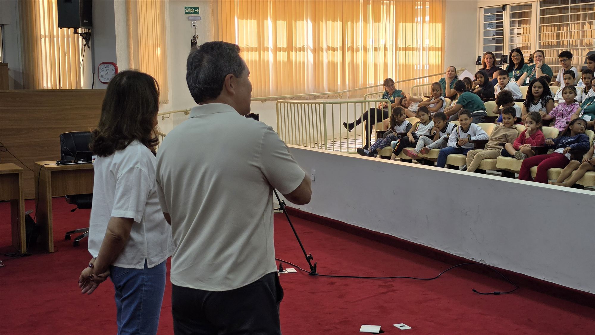 Alunos da escola Ribeiro dos Santos durante visita à Câmara Municipal de Olímpia