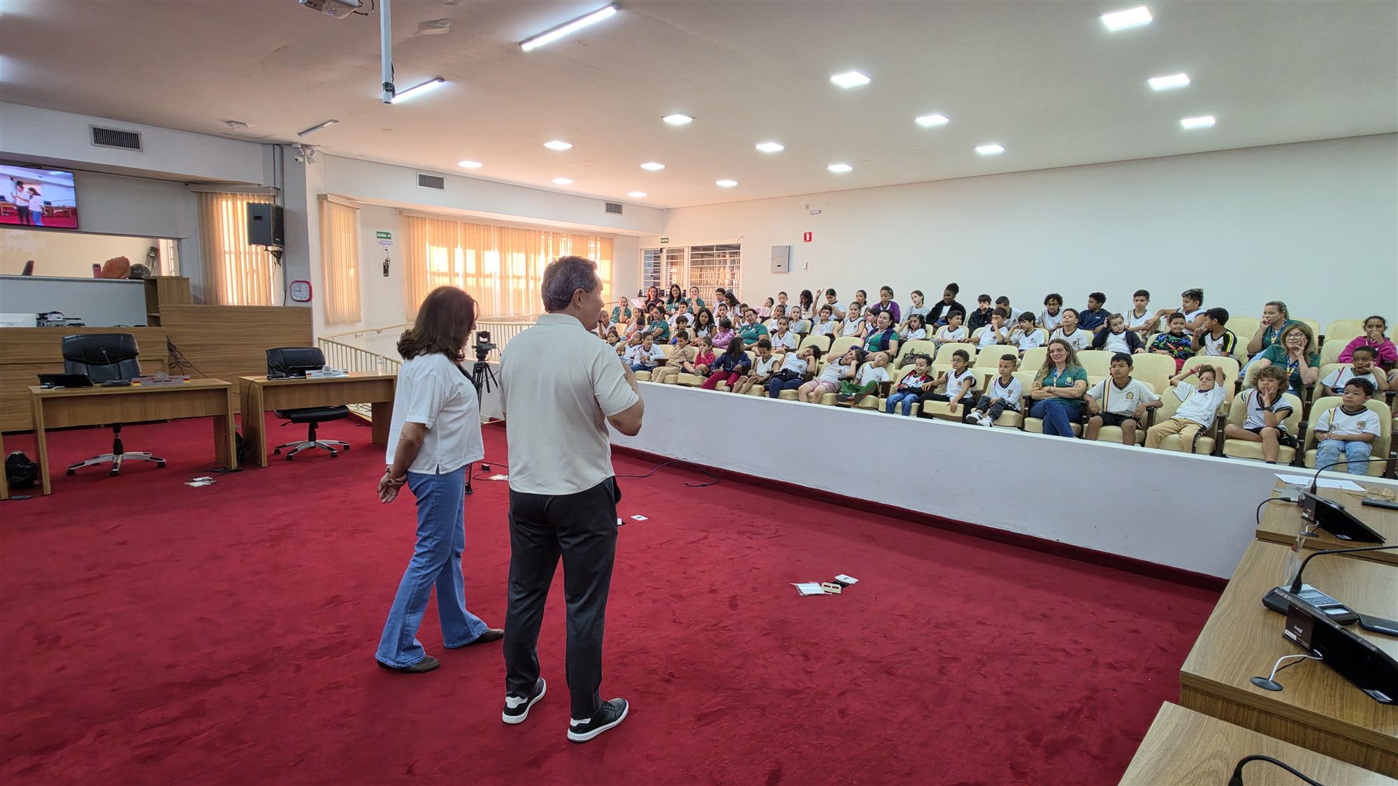 Alunos da escola Ribeiro dos Santos durante visita à Câmara Municipal de Olímpia