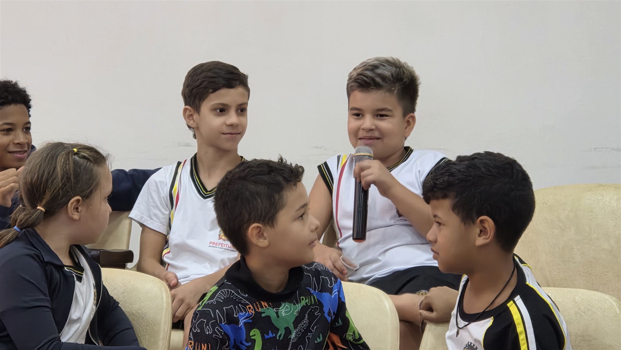 Alunos da escola Ribeiro dos Santos durante visita à Câmara Municipal de Olímpia