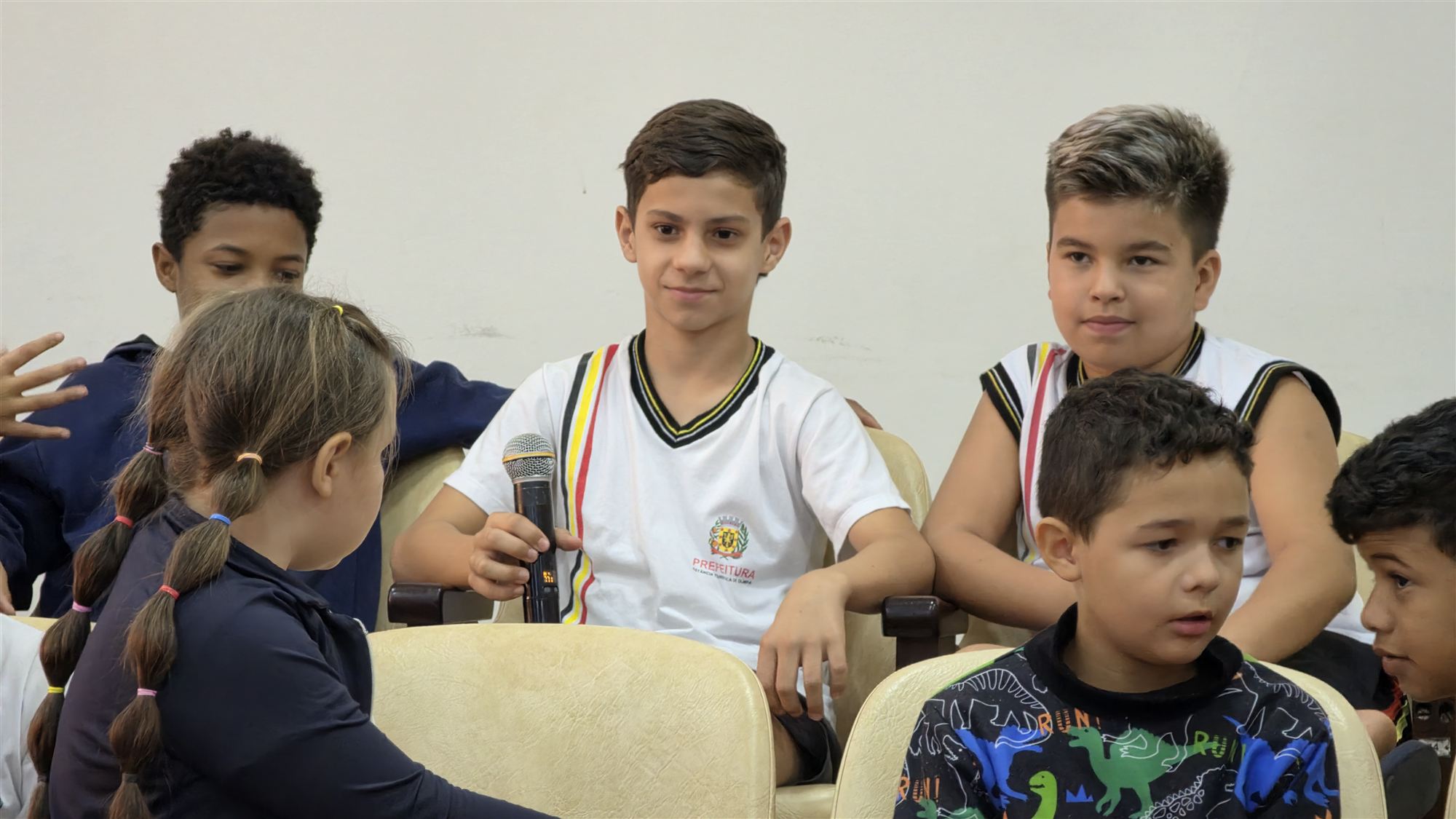Alunos da escola Ribeiro dos Santos durante visita à Câmara Municipal de Olímpia