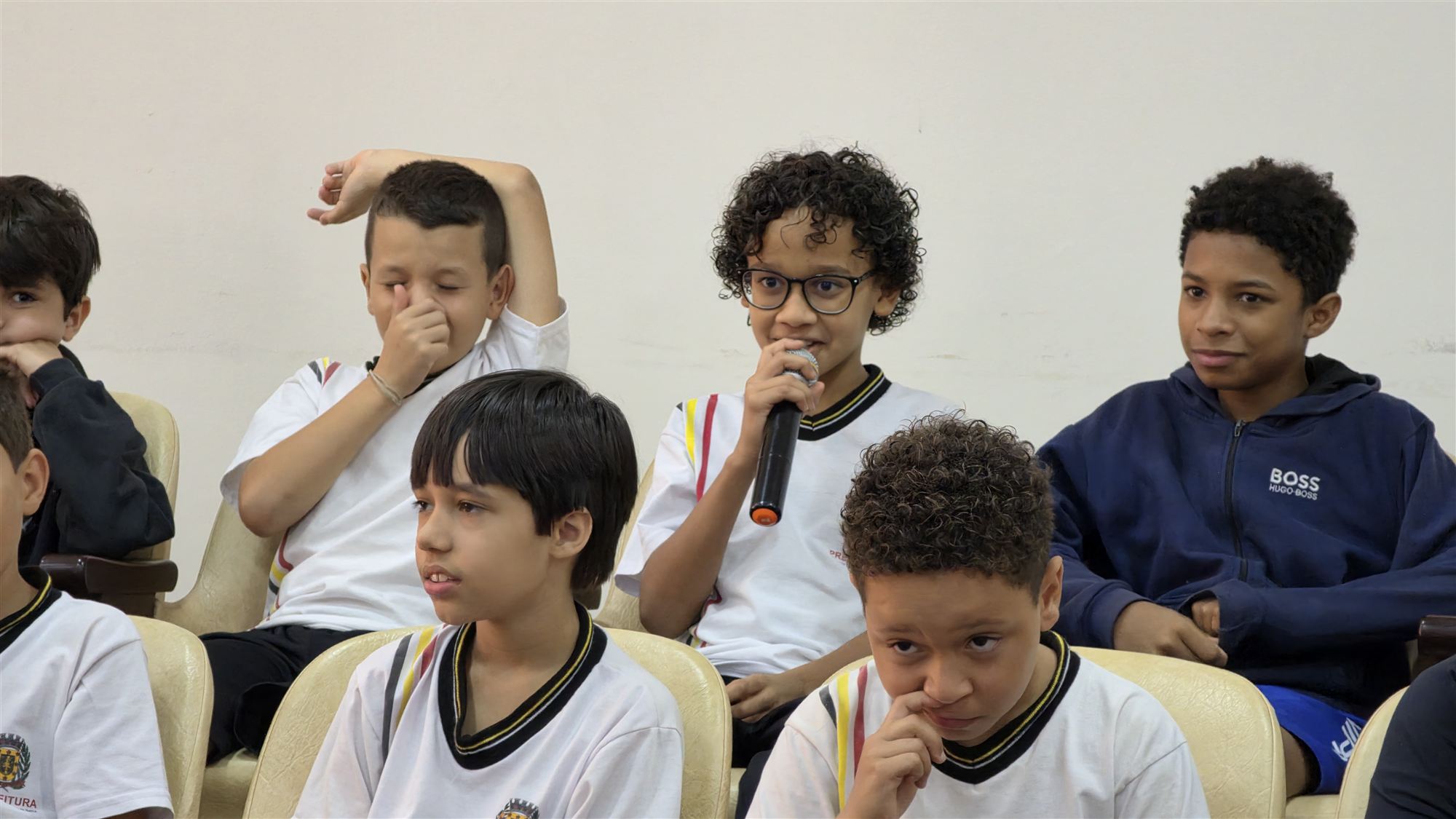 Alunos da escola Ribeiro dos Santos durante visita à Câmara Municipal de Olímpia