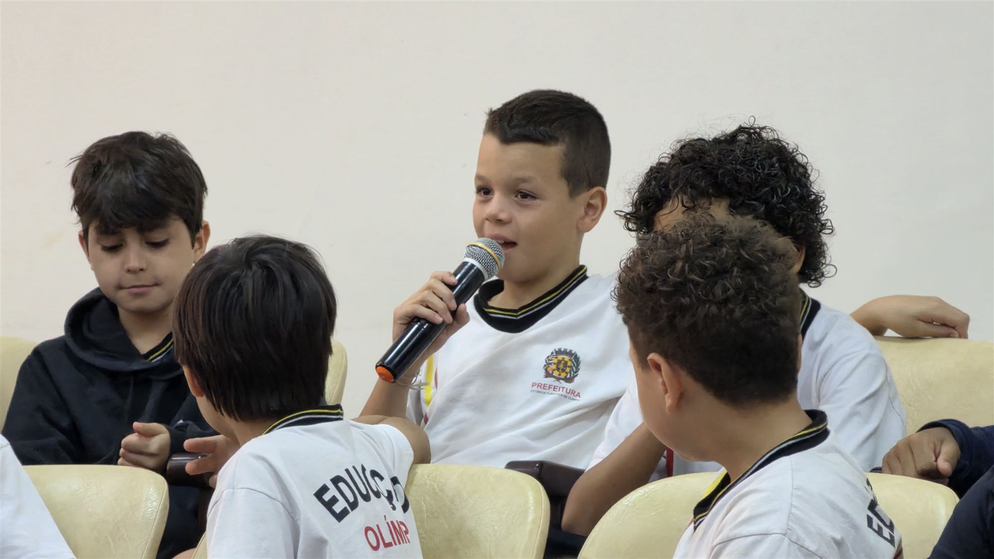 Alunos da escola Ribeiro dos Santos durante visita à Câmara Municipal de Olímpia