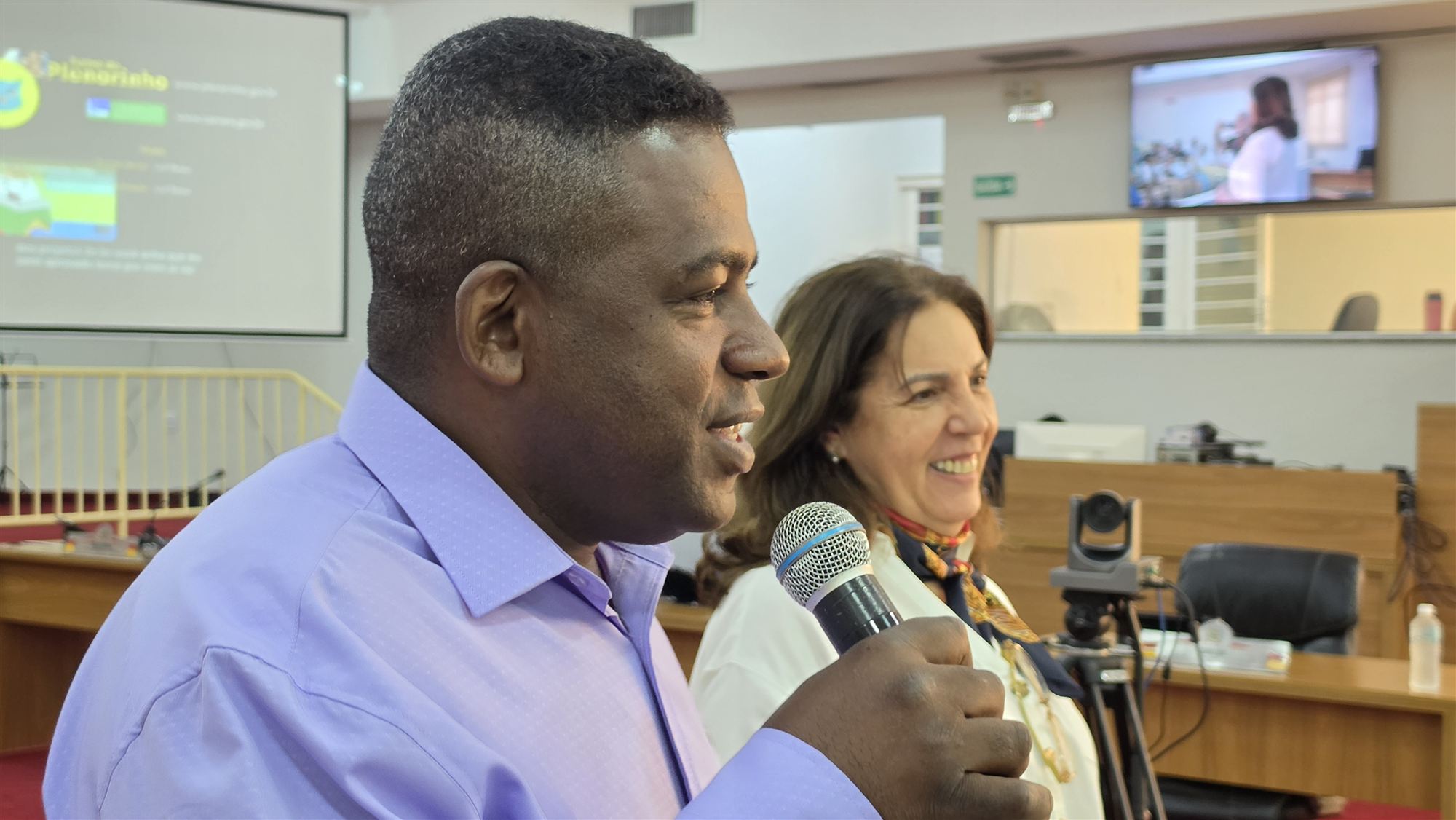 Alunos da escola Ribeiro dos Santos durante visita à Câmara Municipal de Olímpia
