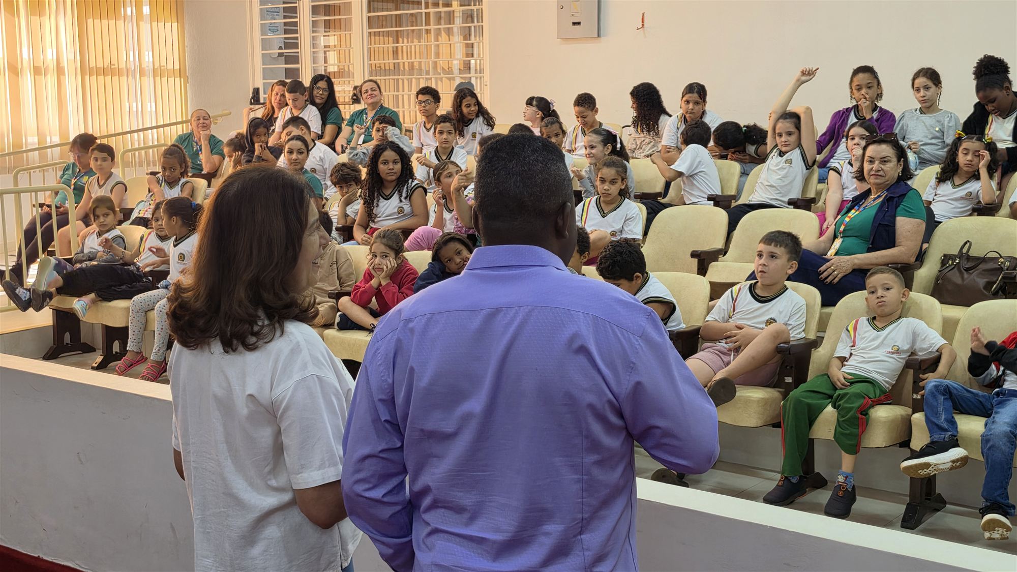 Alunos da escola Ribeiro dos Santos durante visita à Câmara Municipal de Olímpia