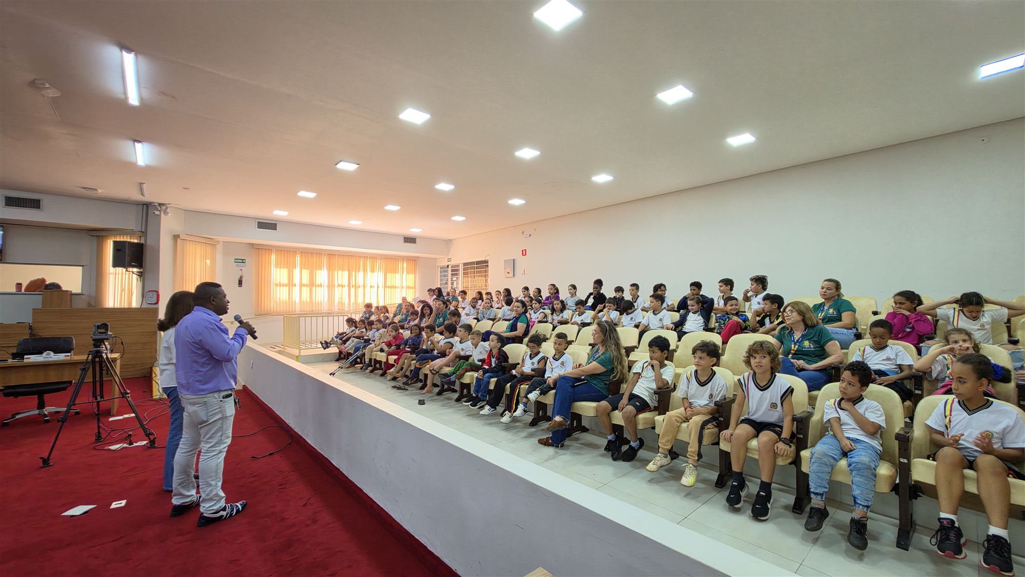 Alunos da escola Ribeiro dos Santos durante visita à Câmara Municipal de Olímpia