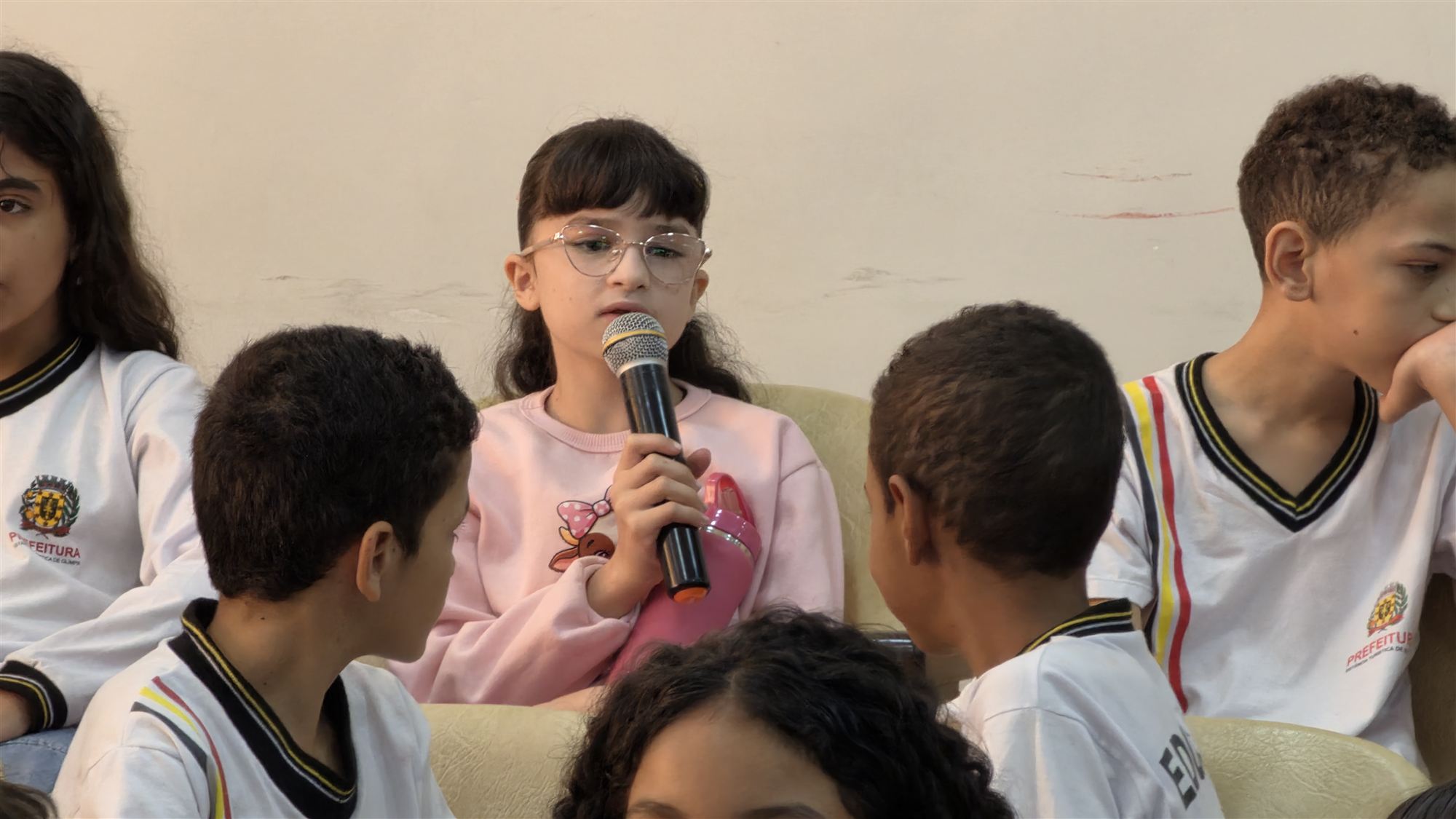 Alunos da escola Ribeiro dos Santos durante visita à Câmara Municipal de Olímpia