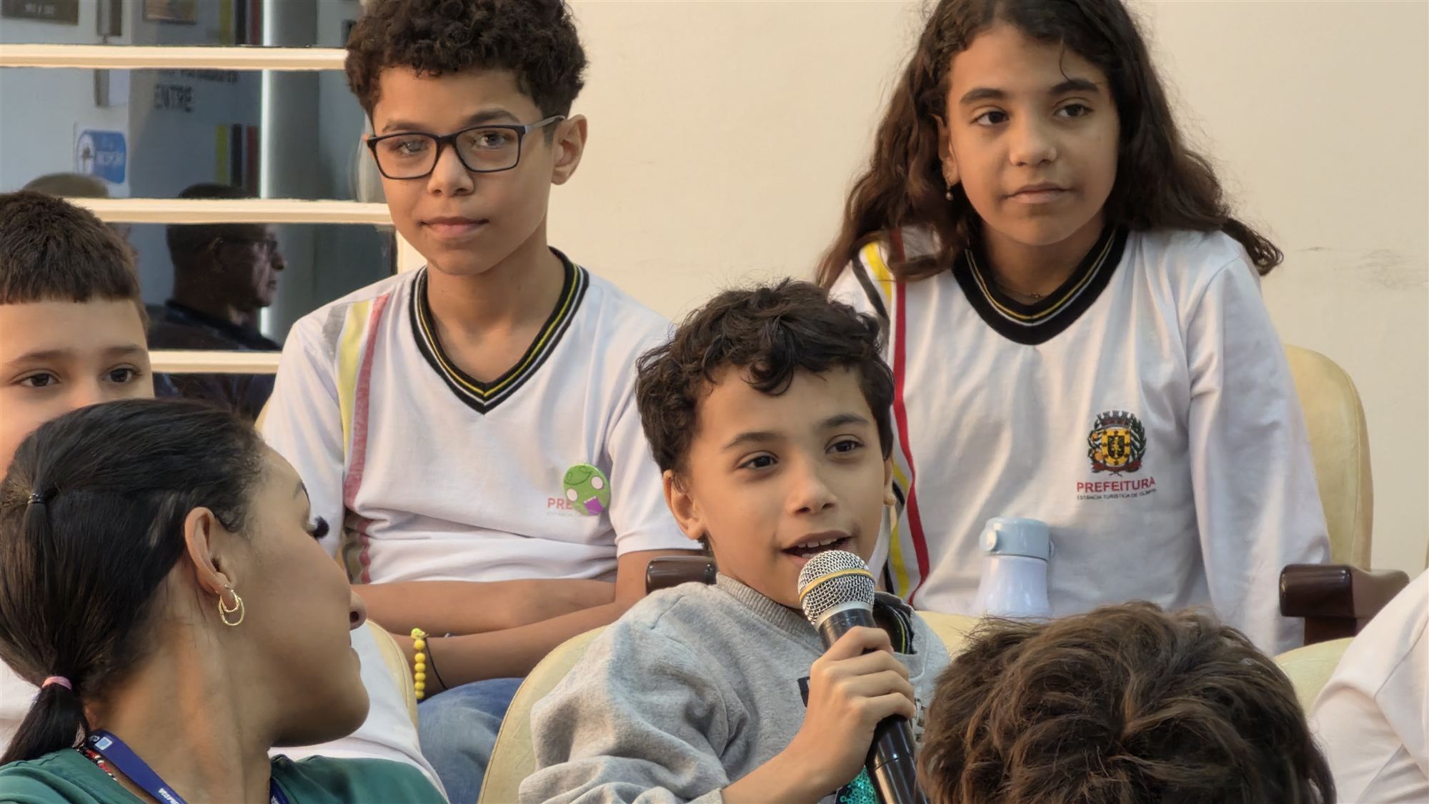 Alunos da escola Ribeiro dos Santos durante visita à Câmara Municipal de Olímpia