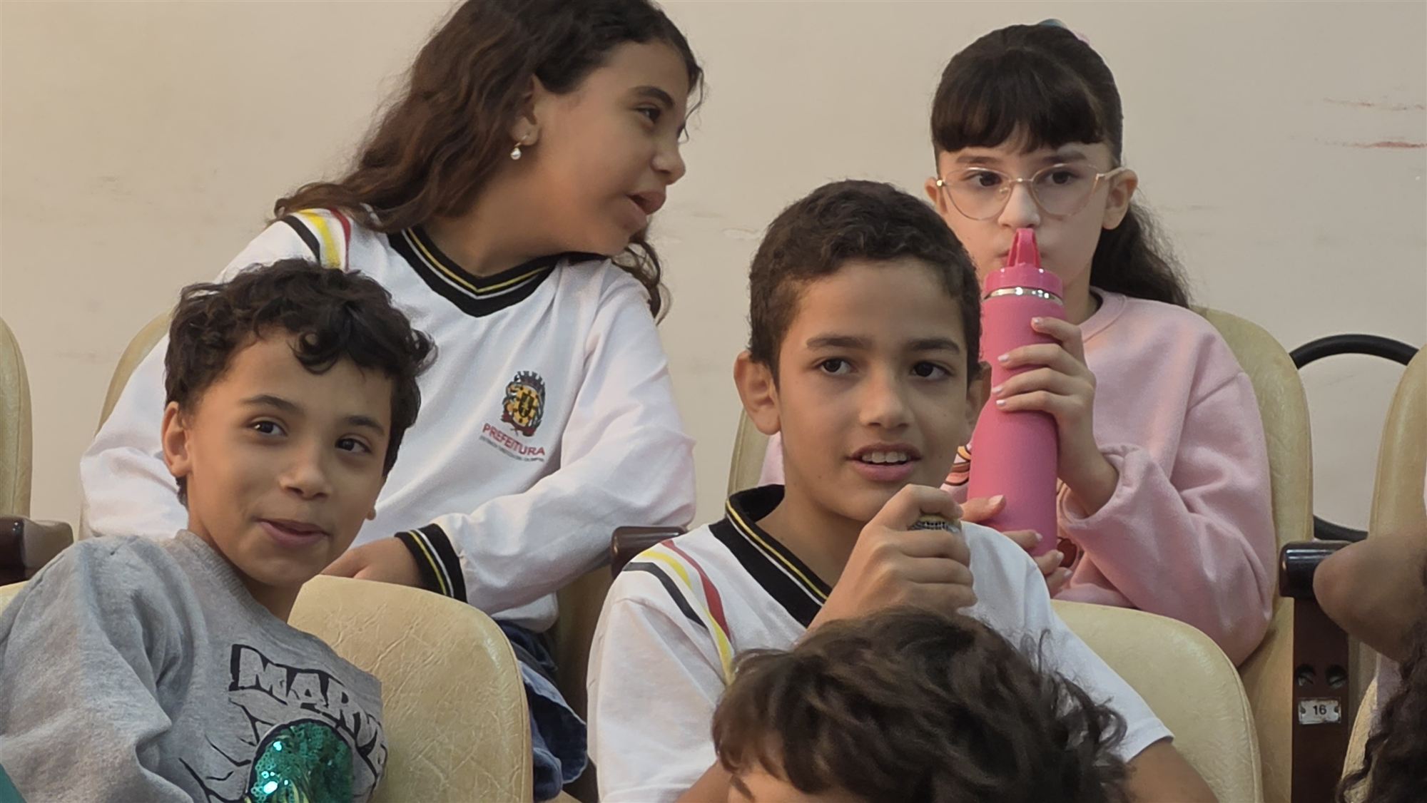 Alunos da escola Ribeiro dos Santos durante visita à Câmara Municipal de Olímpia