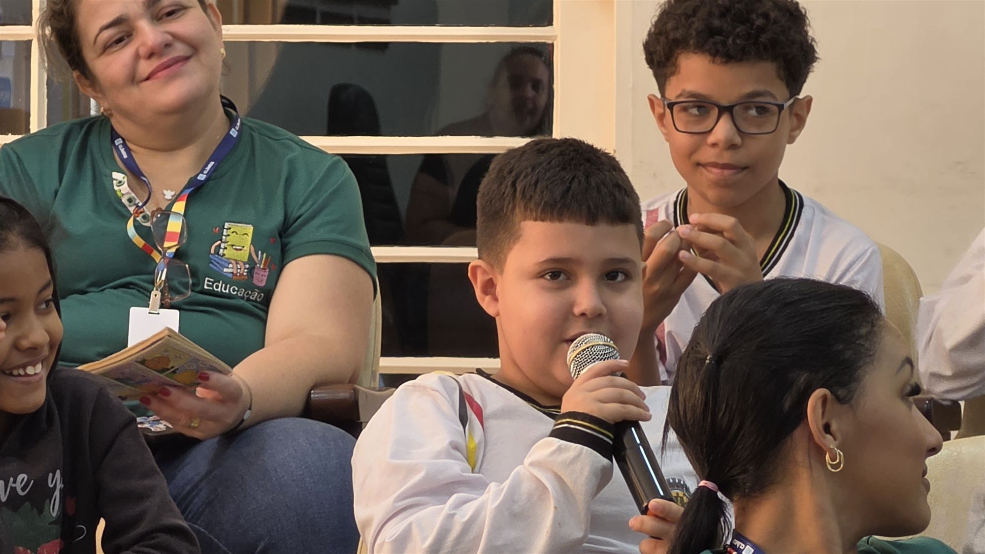 Alunos da escola Ribeiro dos Santos durante visita à Câmara Municipal de Olímpia