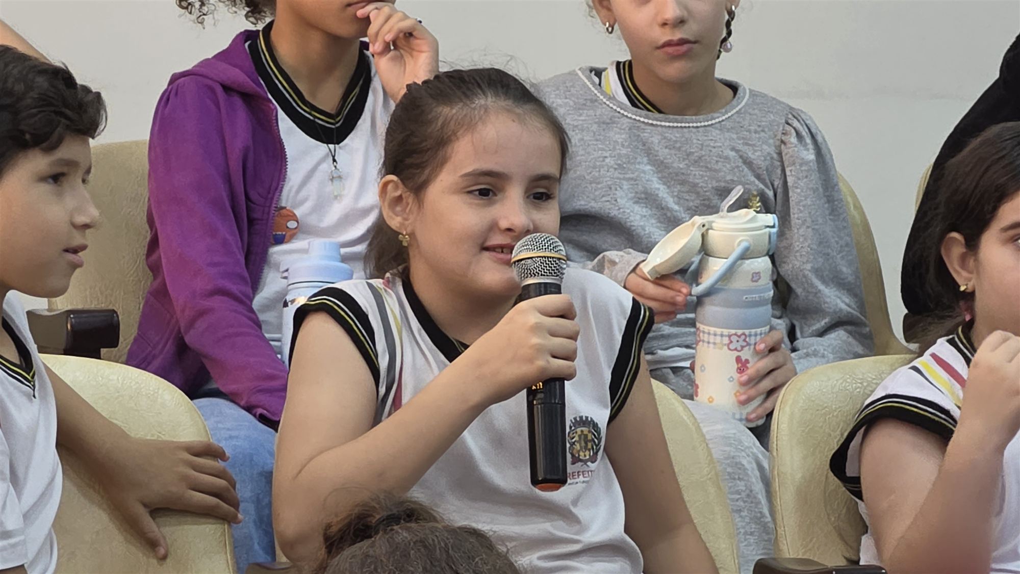 Alunos da escola Ribeiro dos Santos durante visita à Câmara Municipal de Olímpia