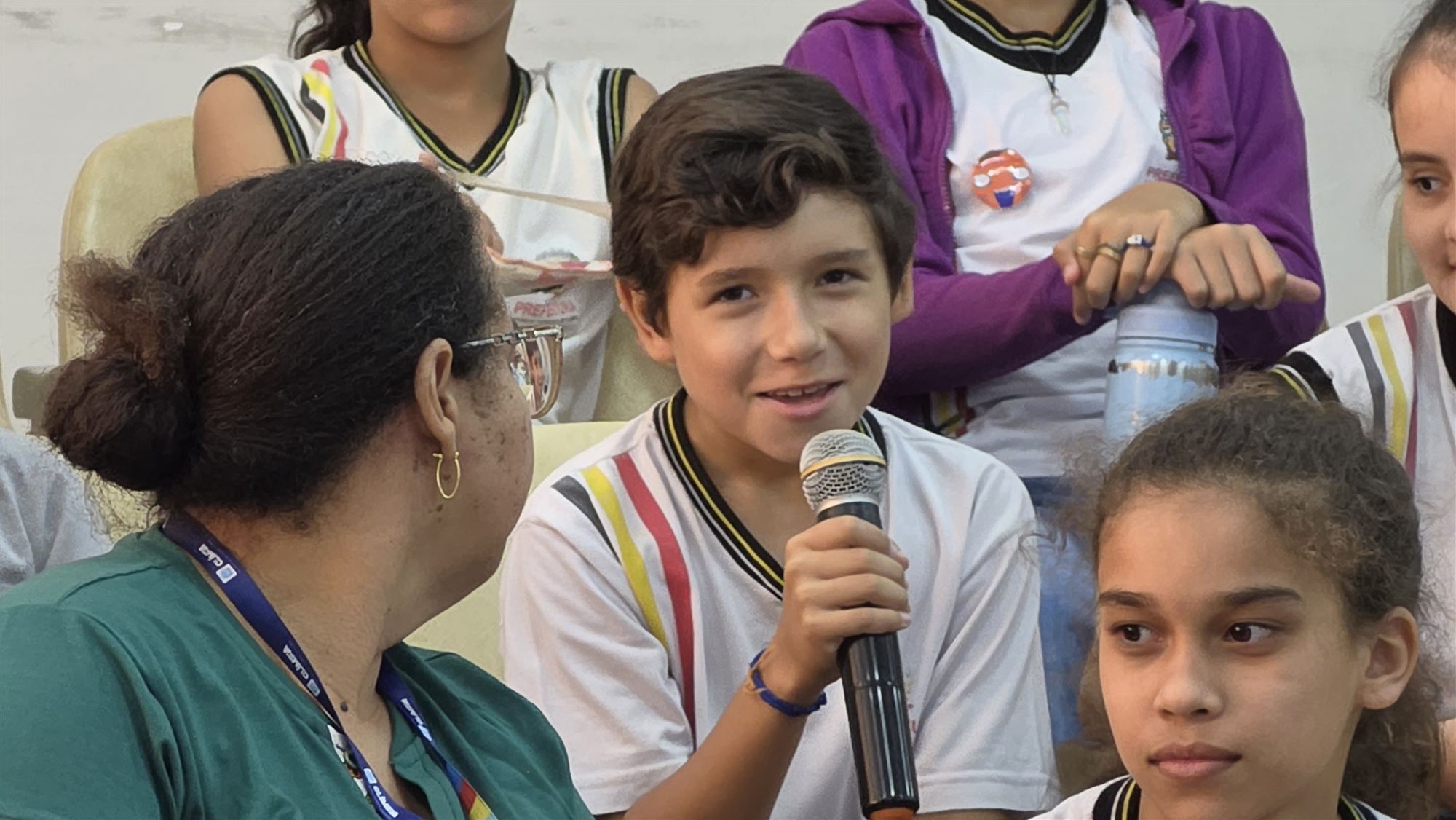 Alunos da escola Ribeiro dos Santos durante visita à Câmara Municipal de Olímpia