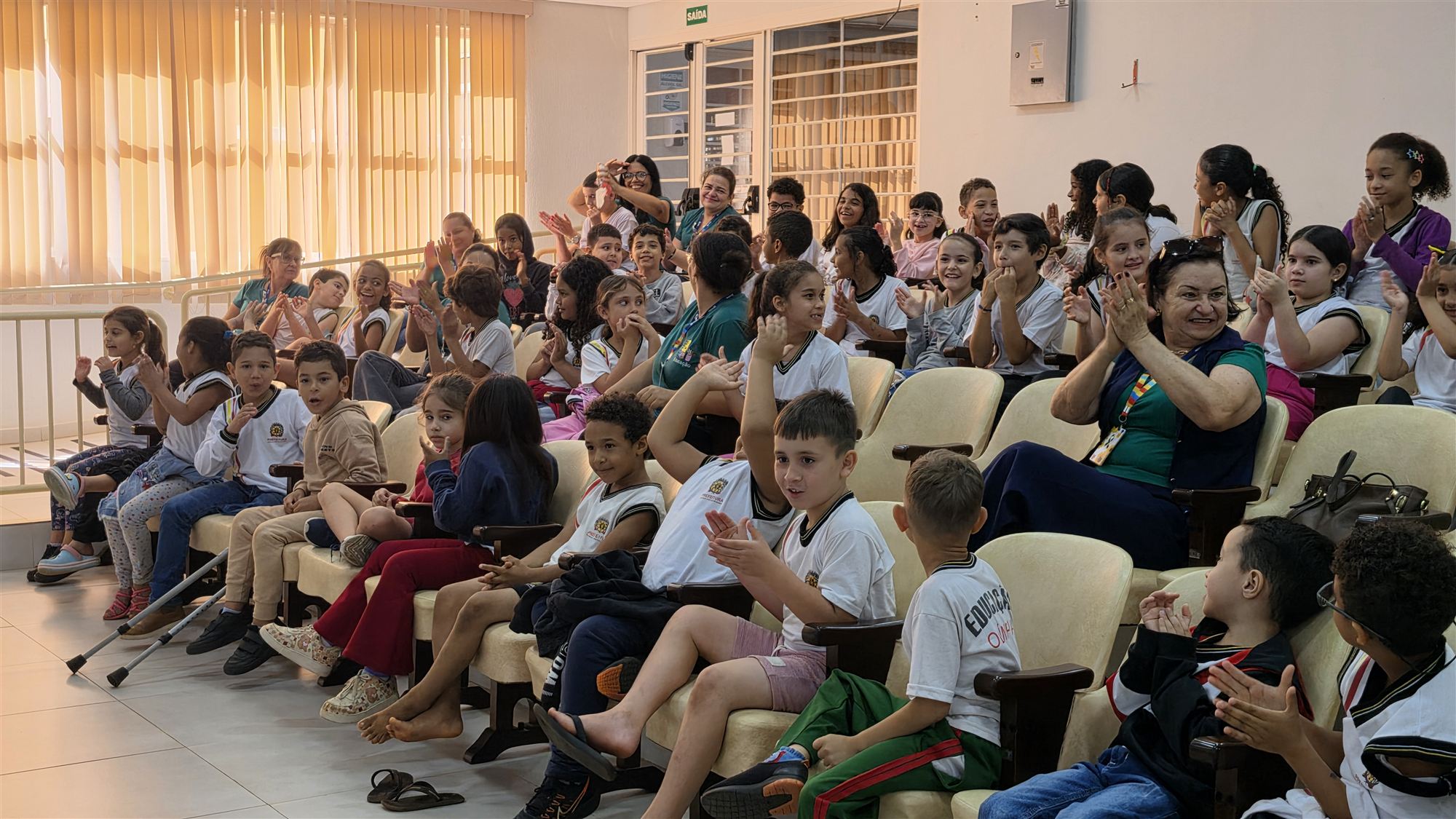 Alunos da escola Ribeiro dos Santos durante visita à Câmara Municipal de Olímpia