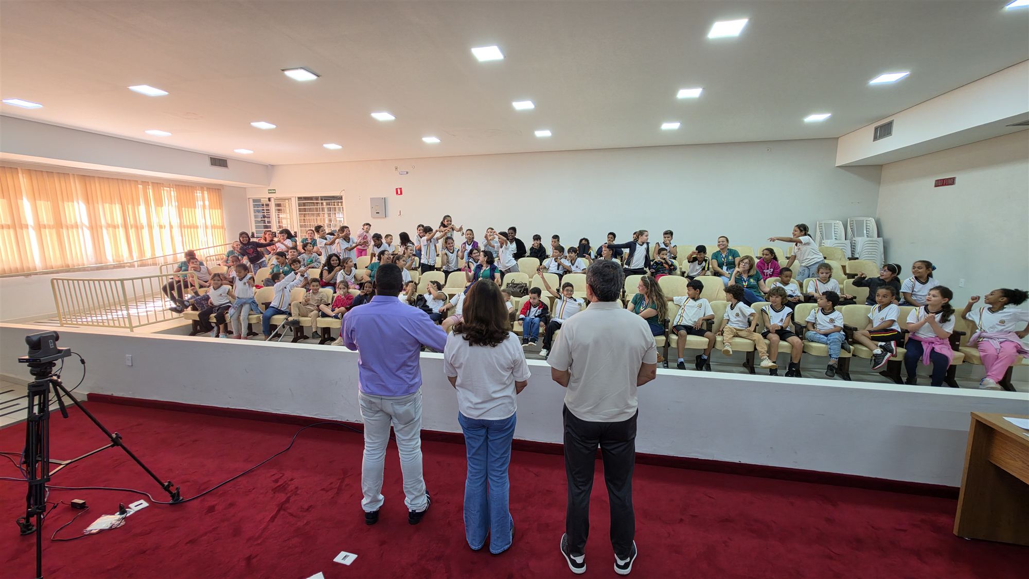 Alunos da escola Ribeiro dos Santos durante visita à Câmara Municipal de Olímpia