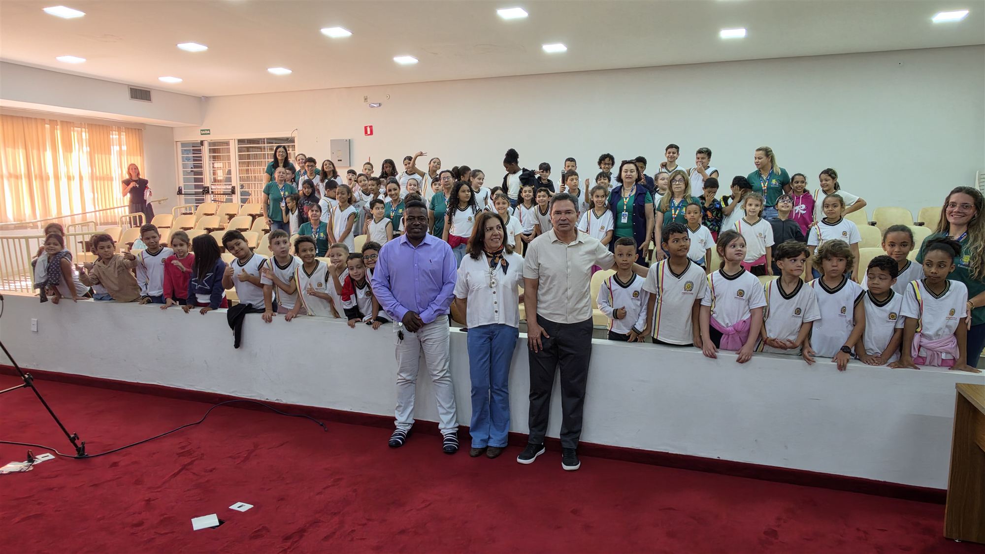 Alunos da escola Ribeiro dos Santos durante visita à Câmara Municipal de Olímpia