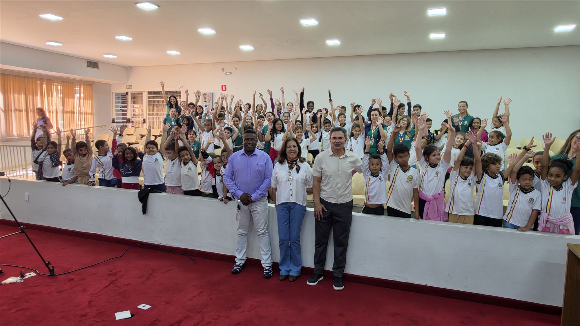 Alunos da escola Ribeiro dos Santos durante visita à Câmara Municipal de Olímpia