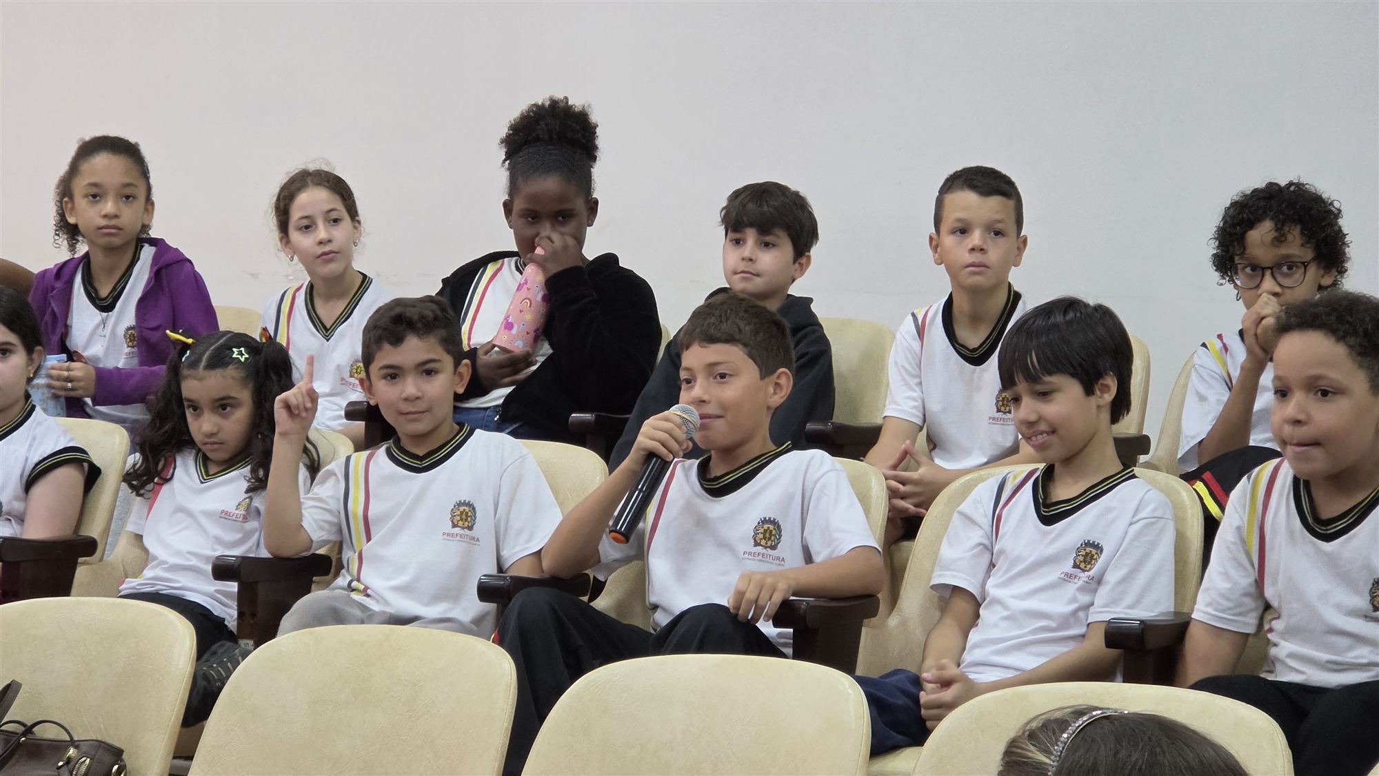 Alunos da escola Ribeiro dos Santos durante visita à Câmara Municipal de Olímpia