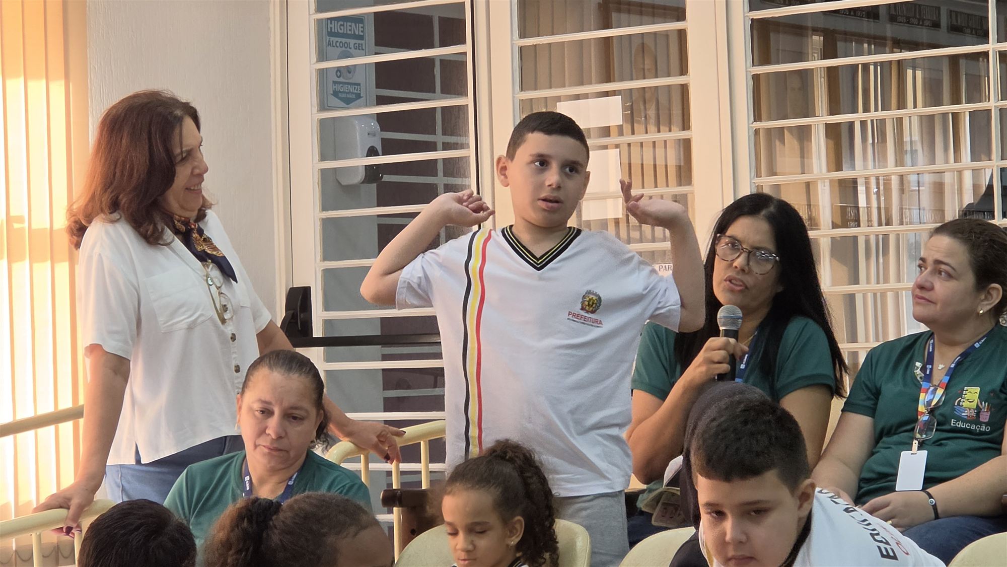 Alunos da escola Ribeiro dos Santos durante visita à Câmara Municipal de Olímpia