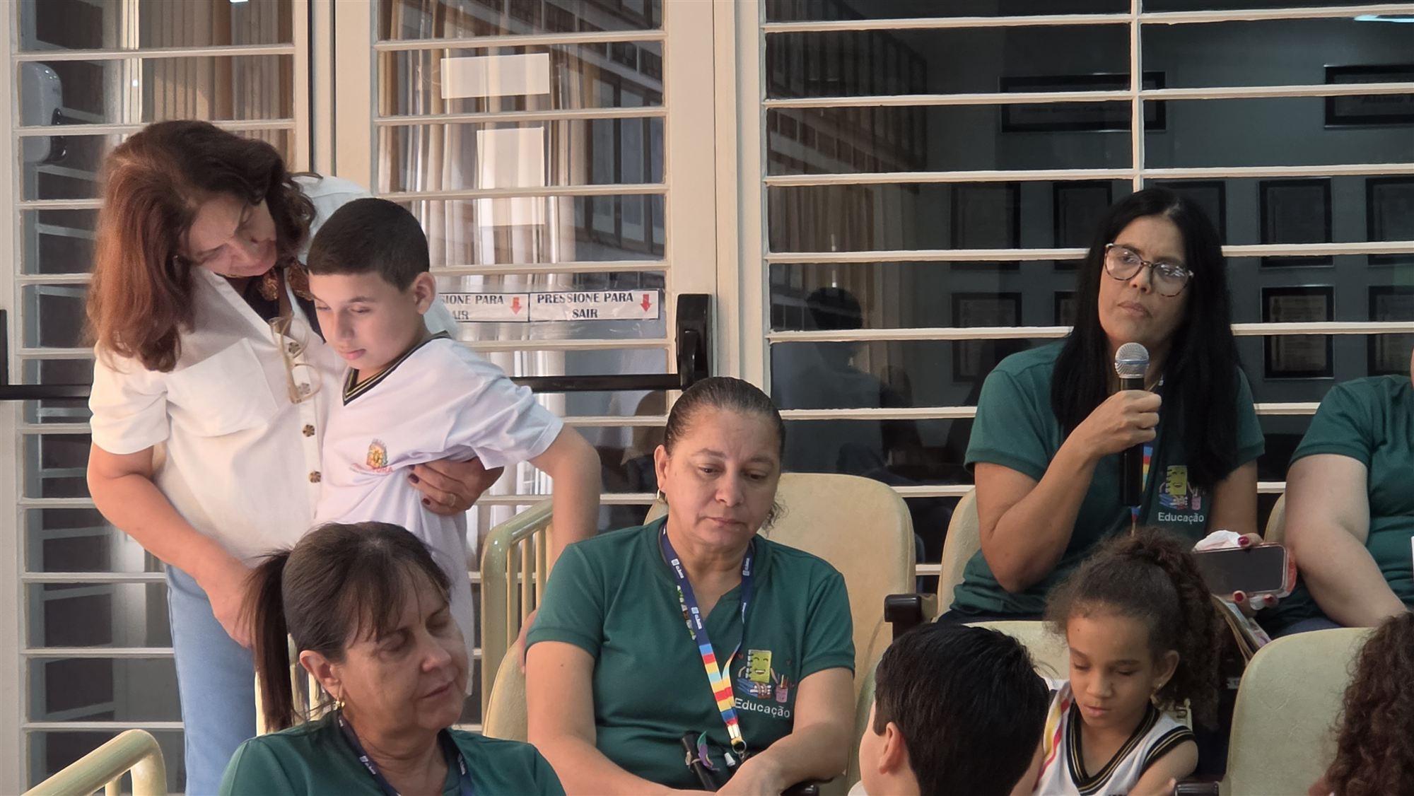 Alunos da escola Ribeiro dos Santos durante visita à Câmara Municipal de Olímpia
