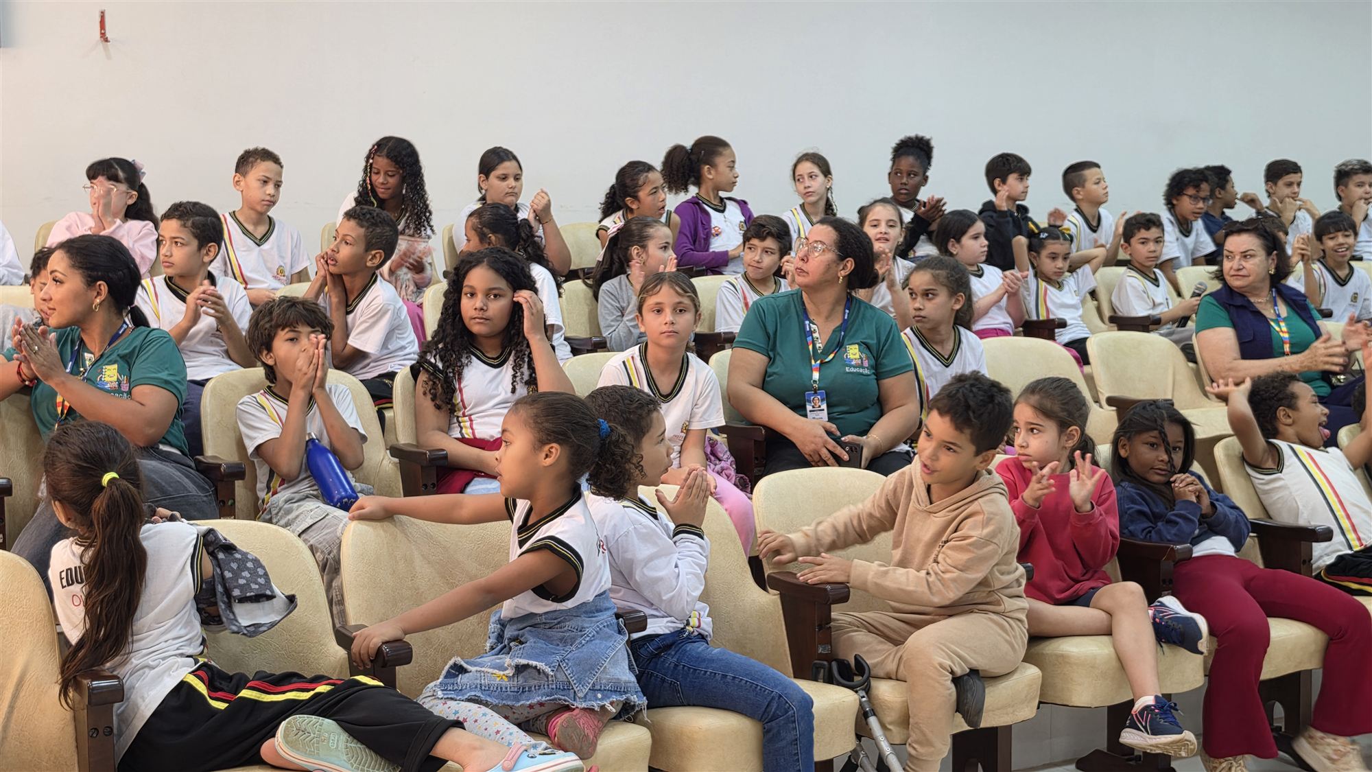 Alunos da escola Ribeiro dos Santos durante visita à Câmara Municipal de Olímpia